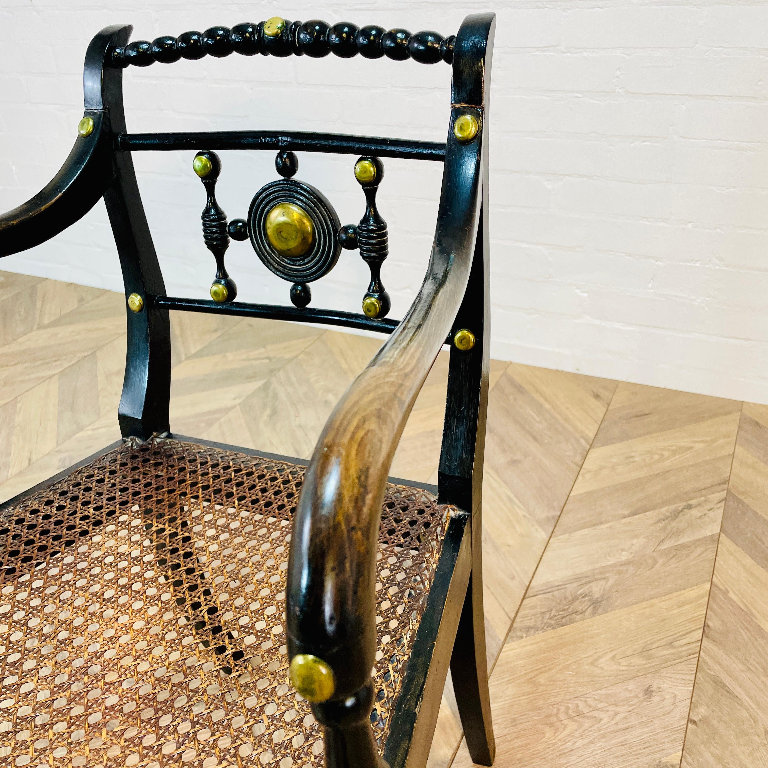 Britannique Ancienne chaise d'appoint en bergère ébonisée de style Regency anglais en vente