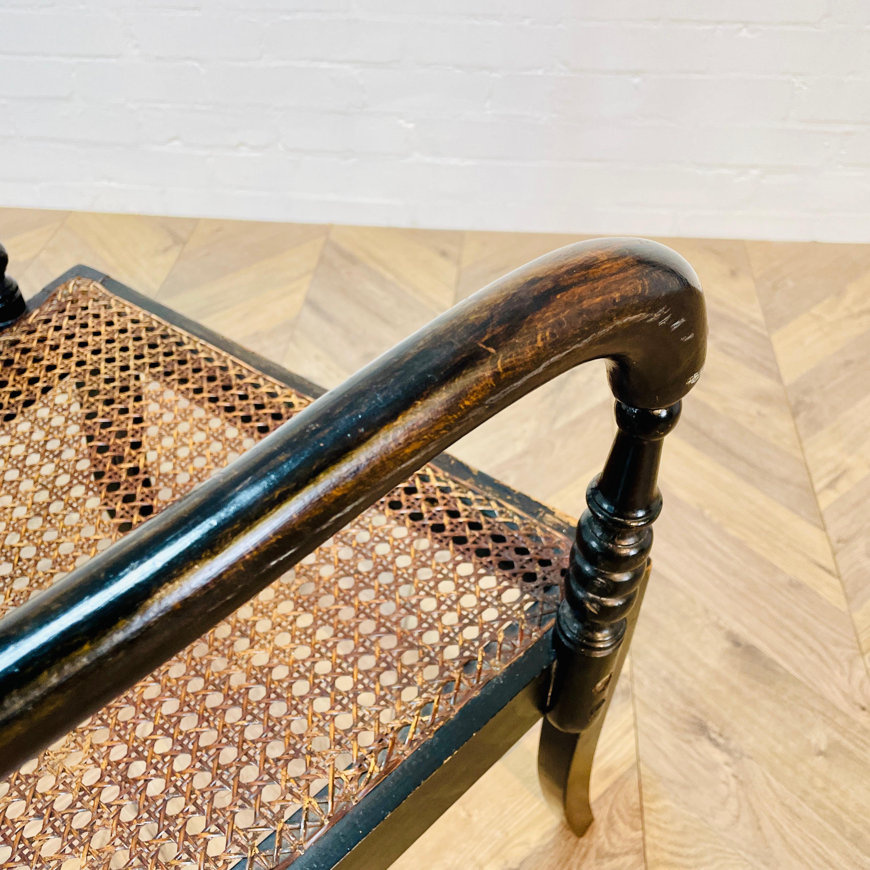 Canne Ancienne chaise d'appoint en bergère ébonisée de style Regency anglais en vente