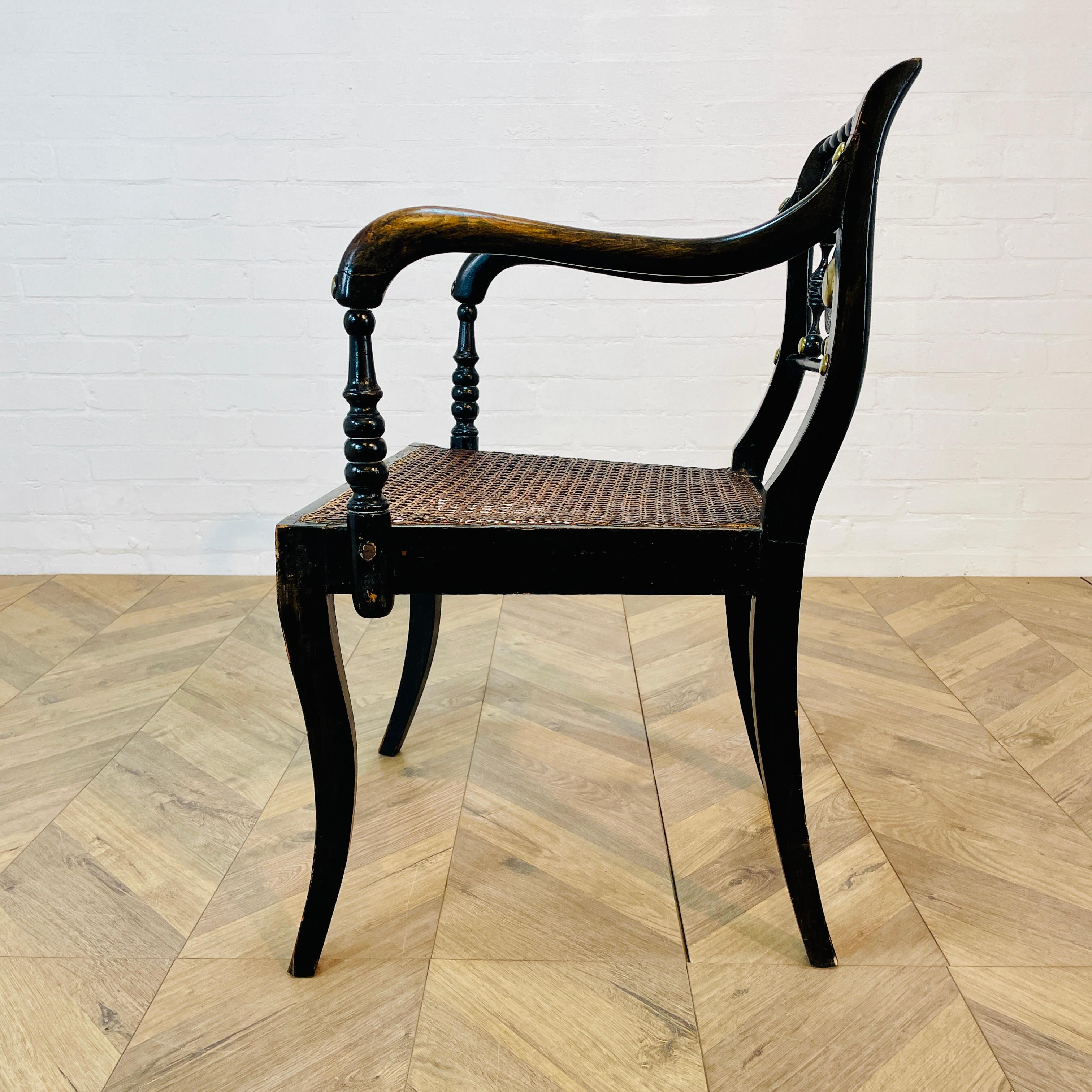 Ancienne chaise d'appoint en bergère ébonisée de style Regency anglais en vente 3