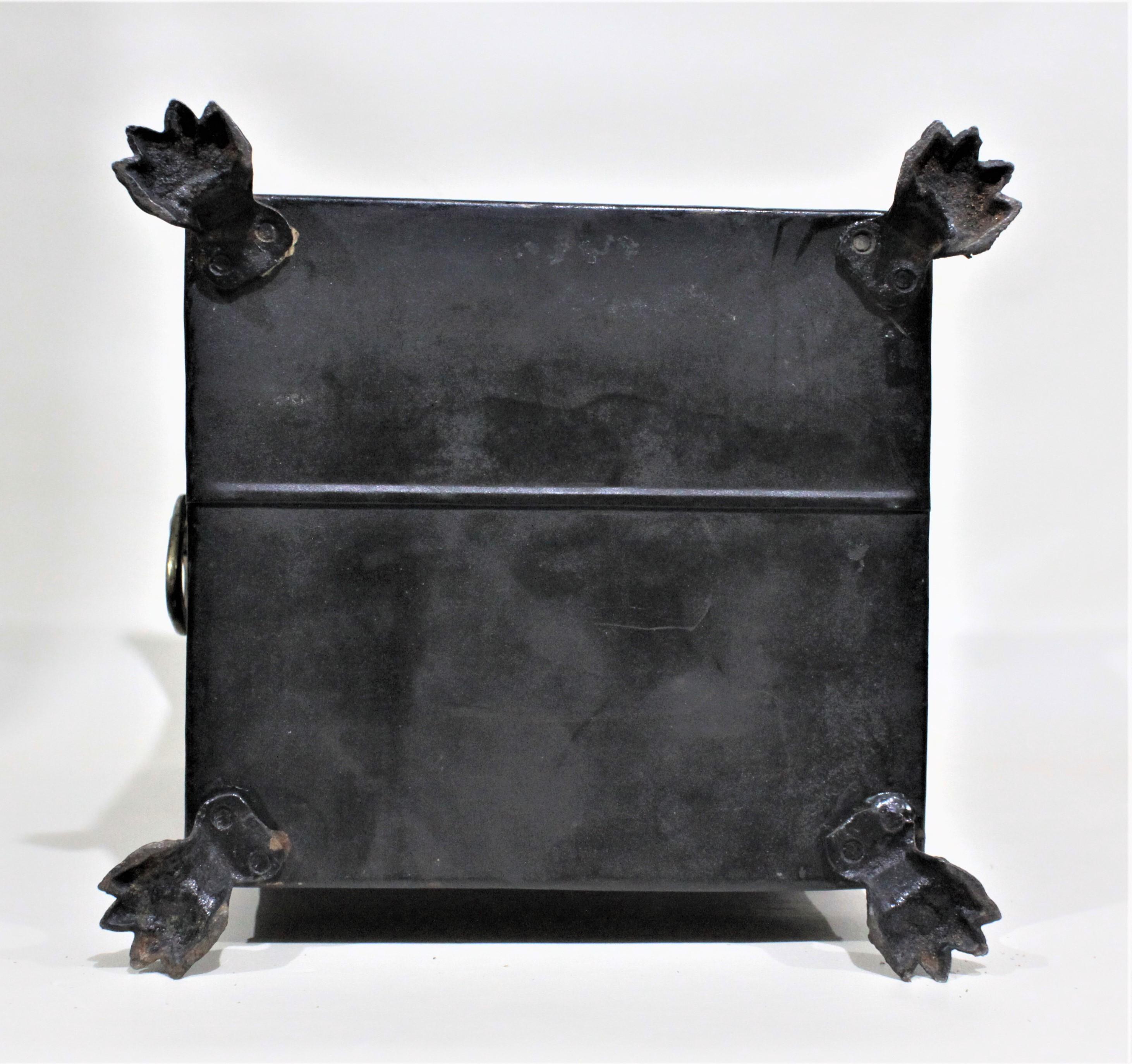 Métal Antique boîte à charbon ou sceau à charbon sur pied de style Régence anglais avec poignées en laiton en vente