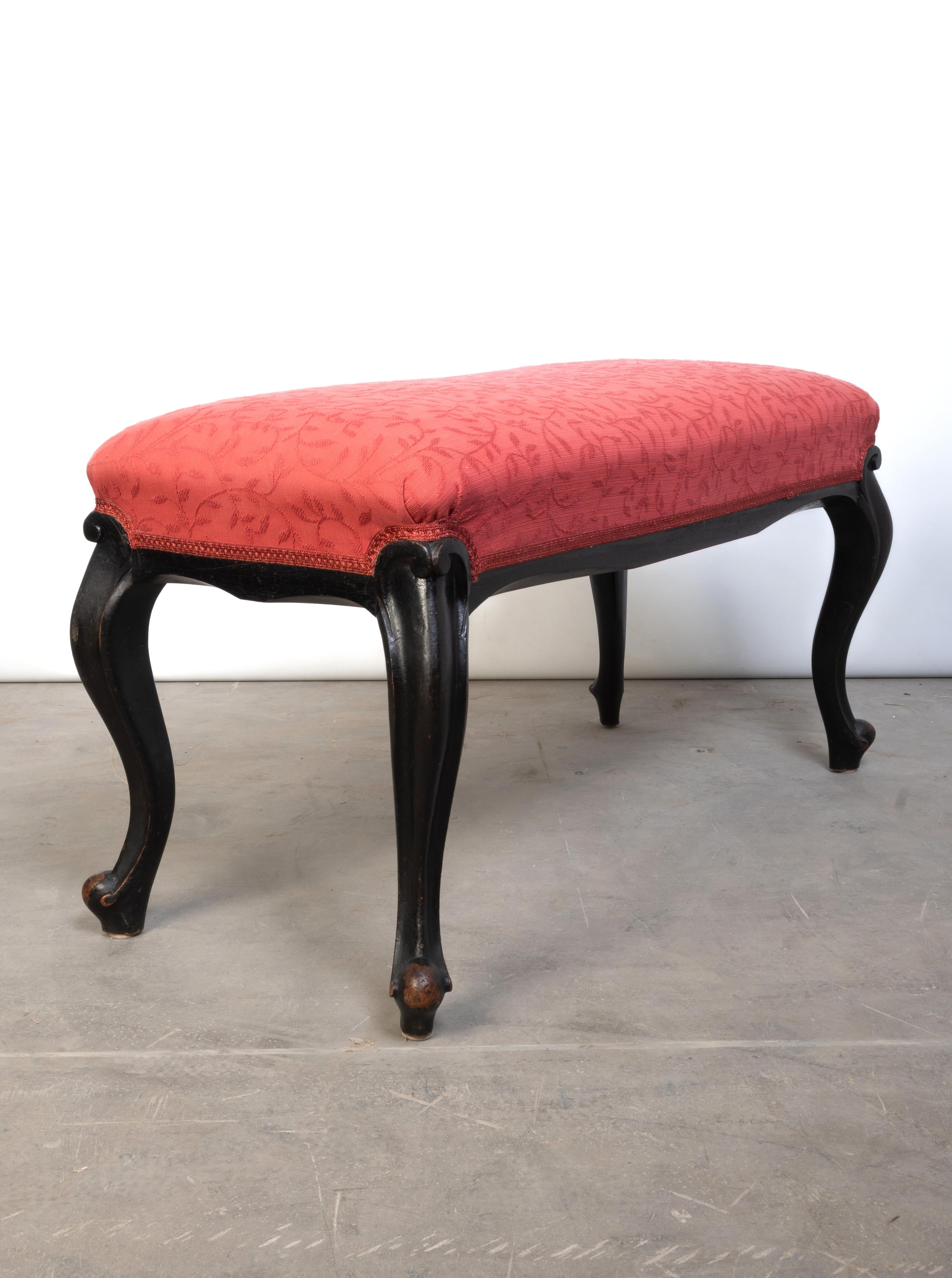 Antiker englischer langer gepolsterter Regency-Fußhocker mit Bank im Regency-Stil, um 1820
Rahmen aus ebonisiertem Nussbaumholz, mit Cabriole-Beinen.
Traditionell gepolstert.
In sehr gutem, dem Alter entsprechendem Zustand.
