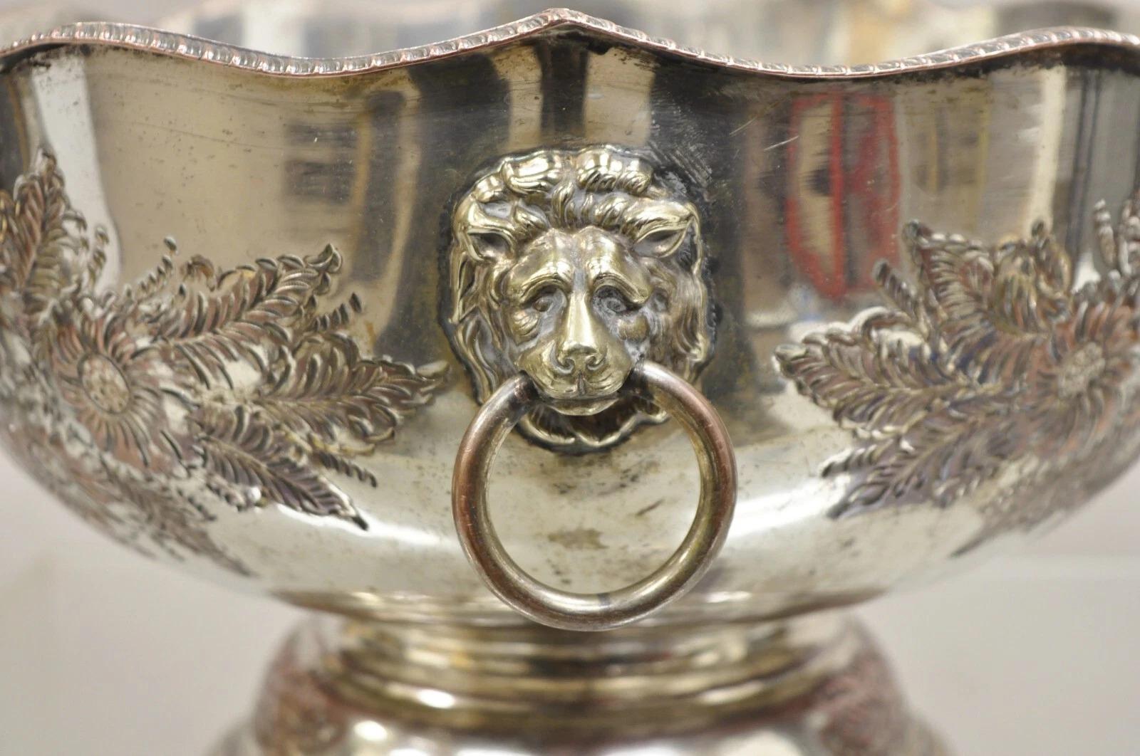 Antiguo Cubo de Hielo Victoriano de la Regencia Inglesa Floral Repoussé Con Tiradores de Cabeza de León. Principios del siglo XX. Medidas: 7,5