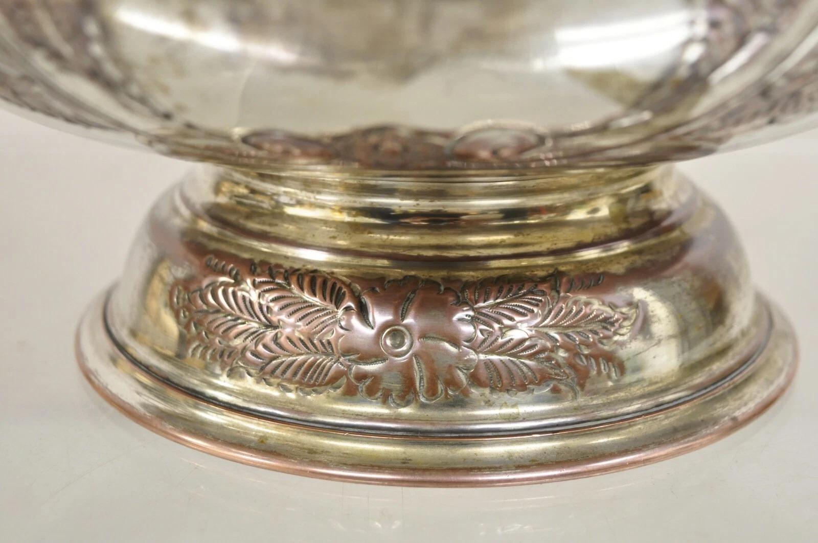 Antiguo cubo de hielo inglés de la Regencia Victoriana Floral Repousse Lion Punch Bowl en Bueno estado para la venta en Philadelphia, PA