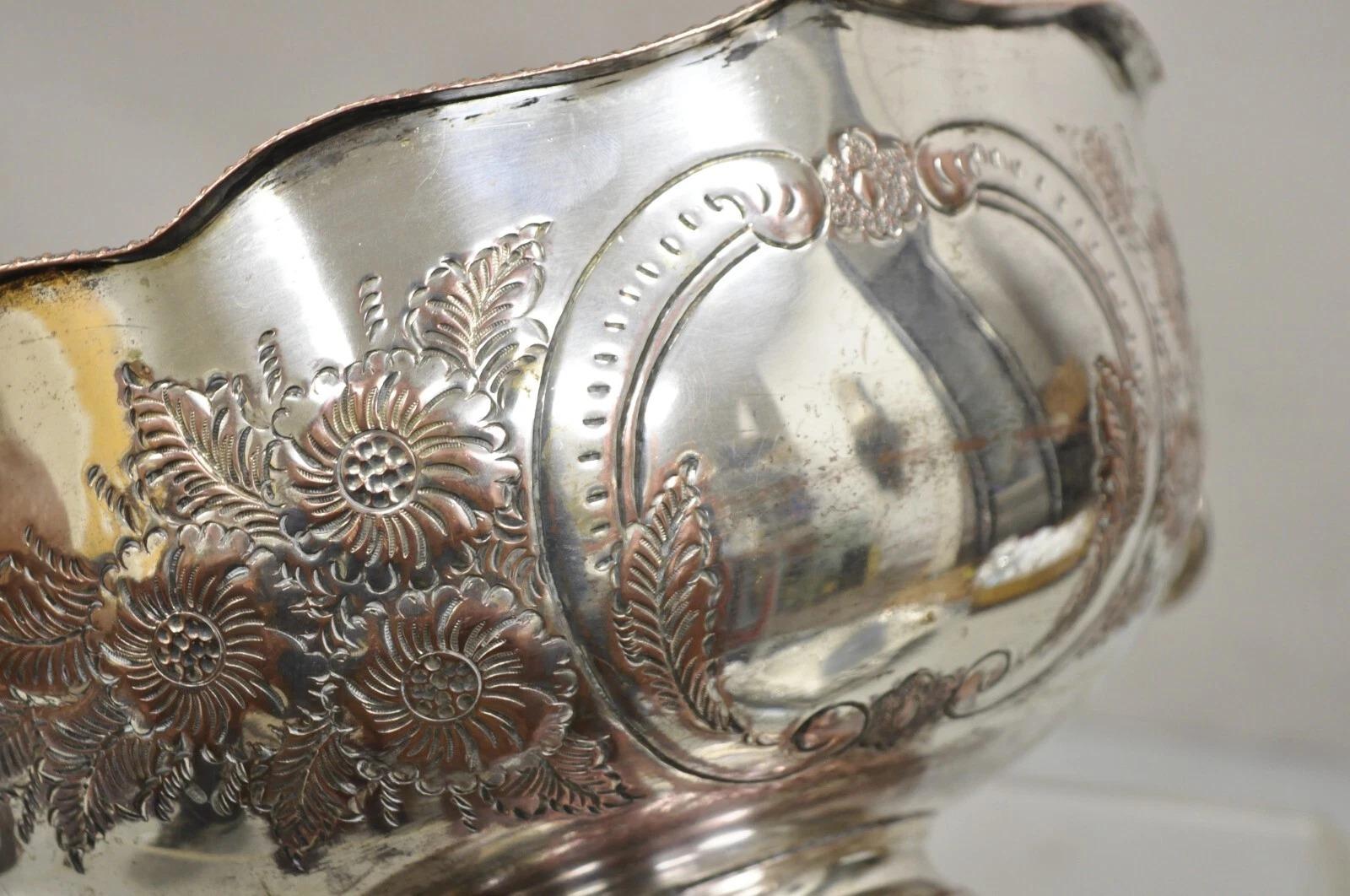 Antiguo cubo de hielo inglés de la Regencia Victoriana Floral Repousse Lion Punch Bowl siglo XX en venta