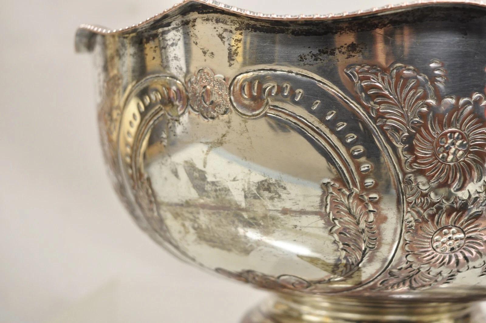 Antiguo cubo de hielo inglés de la Regencia Victoriana Floral Repousse Lion Punch Bowl Chapado en plata en venta