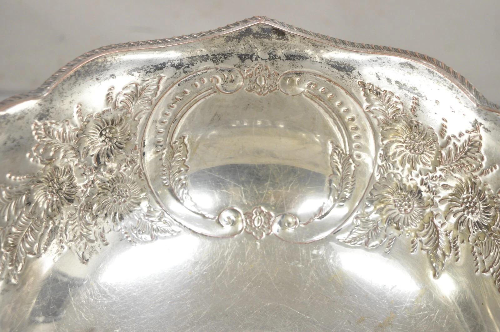 Antiguo cubo de hielo inglés de la Regencia Victoriana Floral Repousse Lion Punch Bowl en venta 2