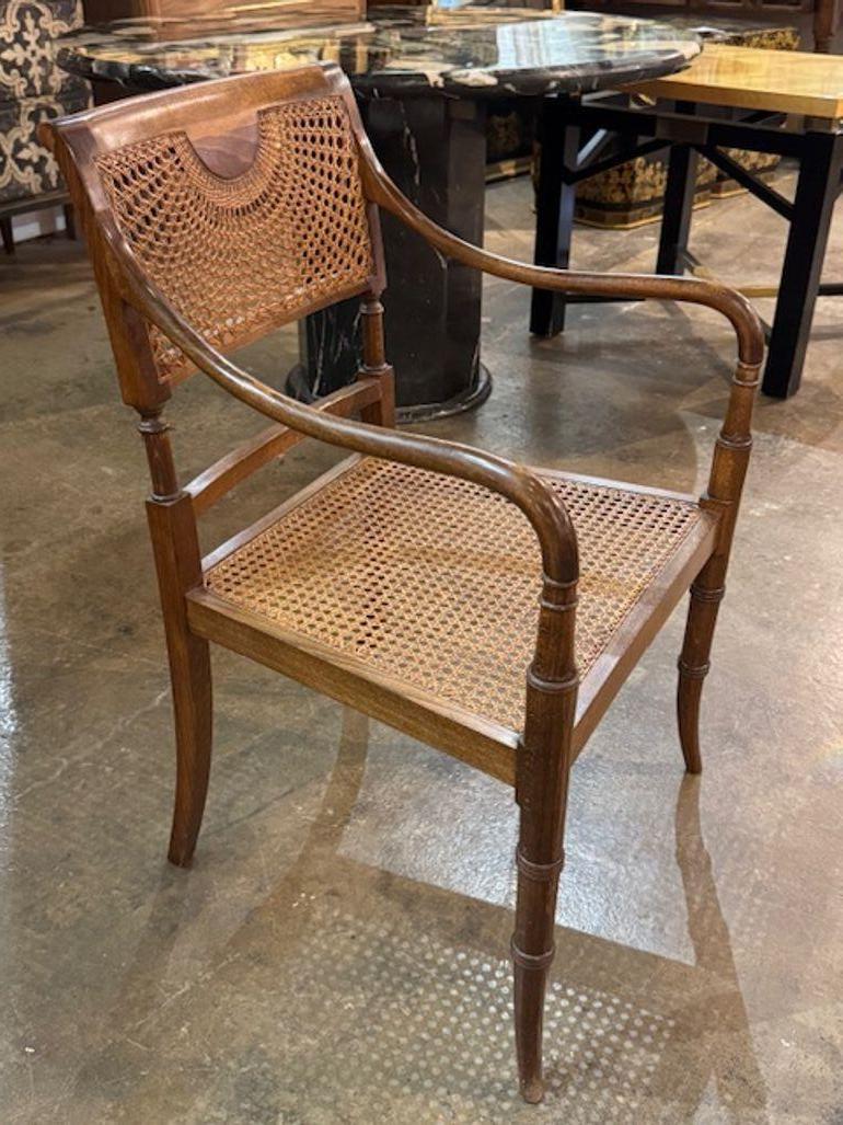 L'ancien fauteuil Regency anglais en noyer et canne est un meuble intemporel et élégant. La pièce présente des détails complexes et un savoir-faire artisanal, ce qui en fait un ajout élégant à toute maison. Fabriqué avec des matériaux de haute