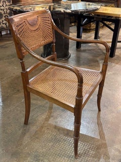 Fauteuil ancien en noyer et canne de style Régence anglaise