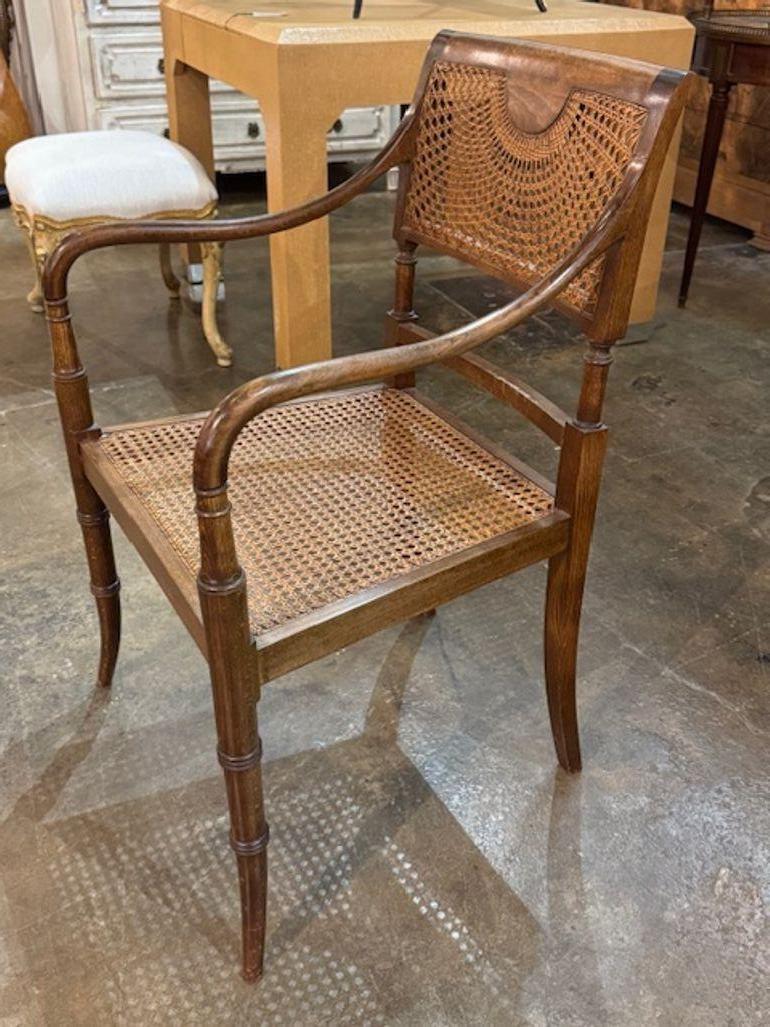Regency Fauteuil ancien en noyer et canne de style Régence anglaise en vente