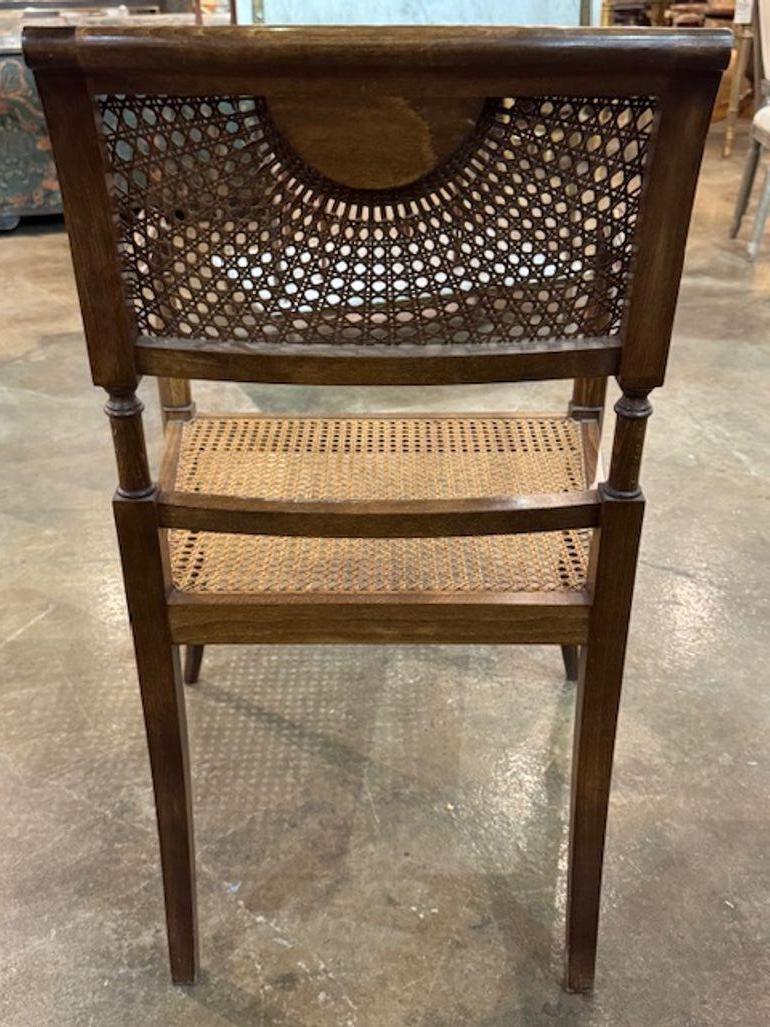 Anglais Fauteuil ancien en noyer et canne de style Régence anglaise en vente