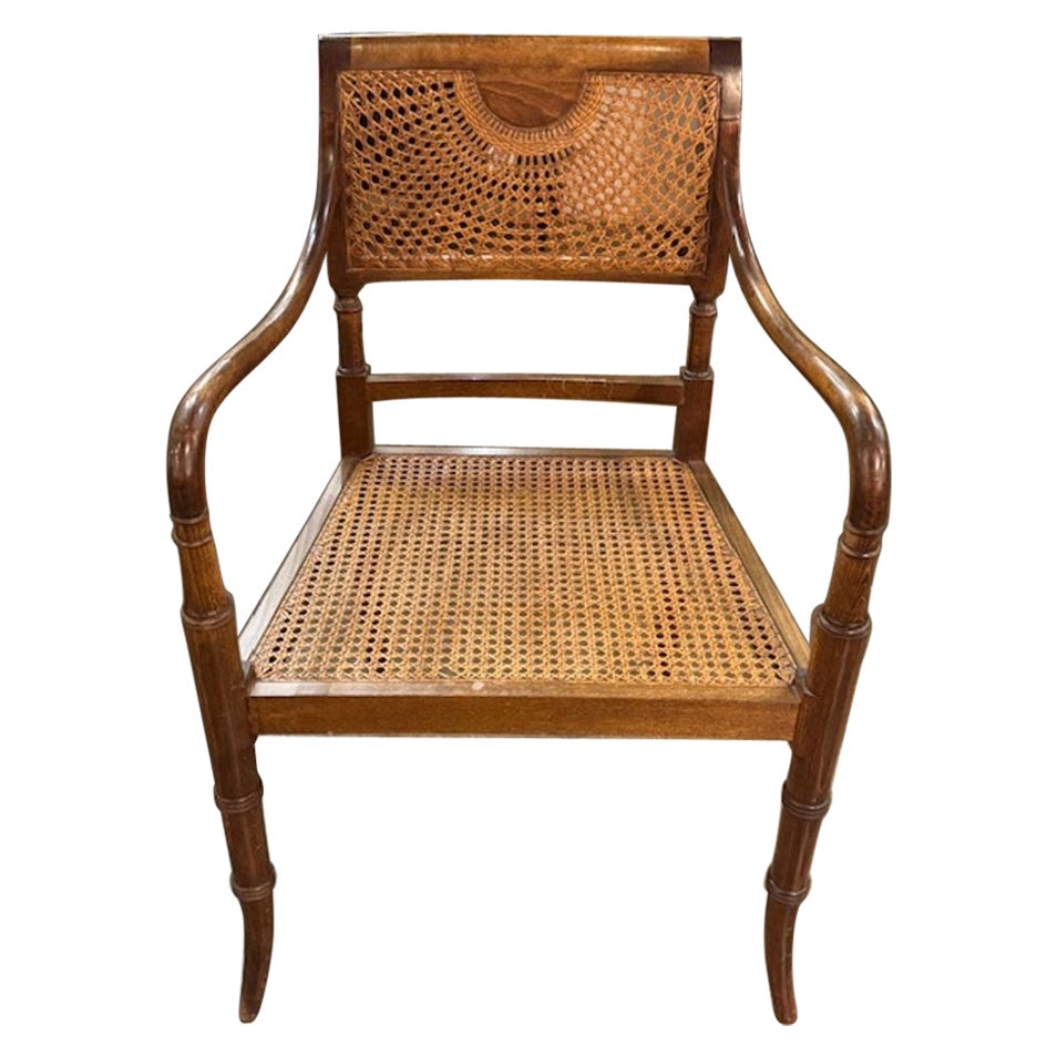 Fauteuil ancien en noyer et canne de style Régence anglaise en vente