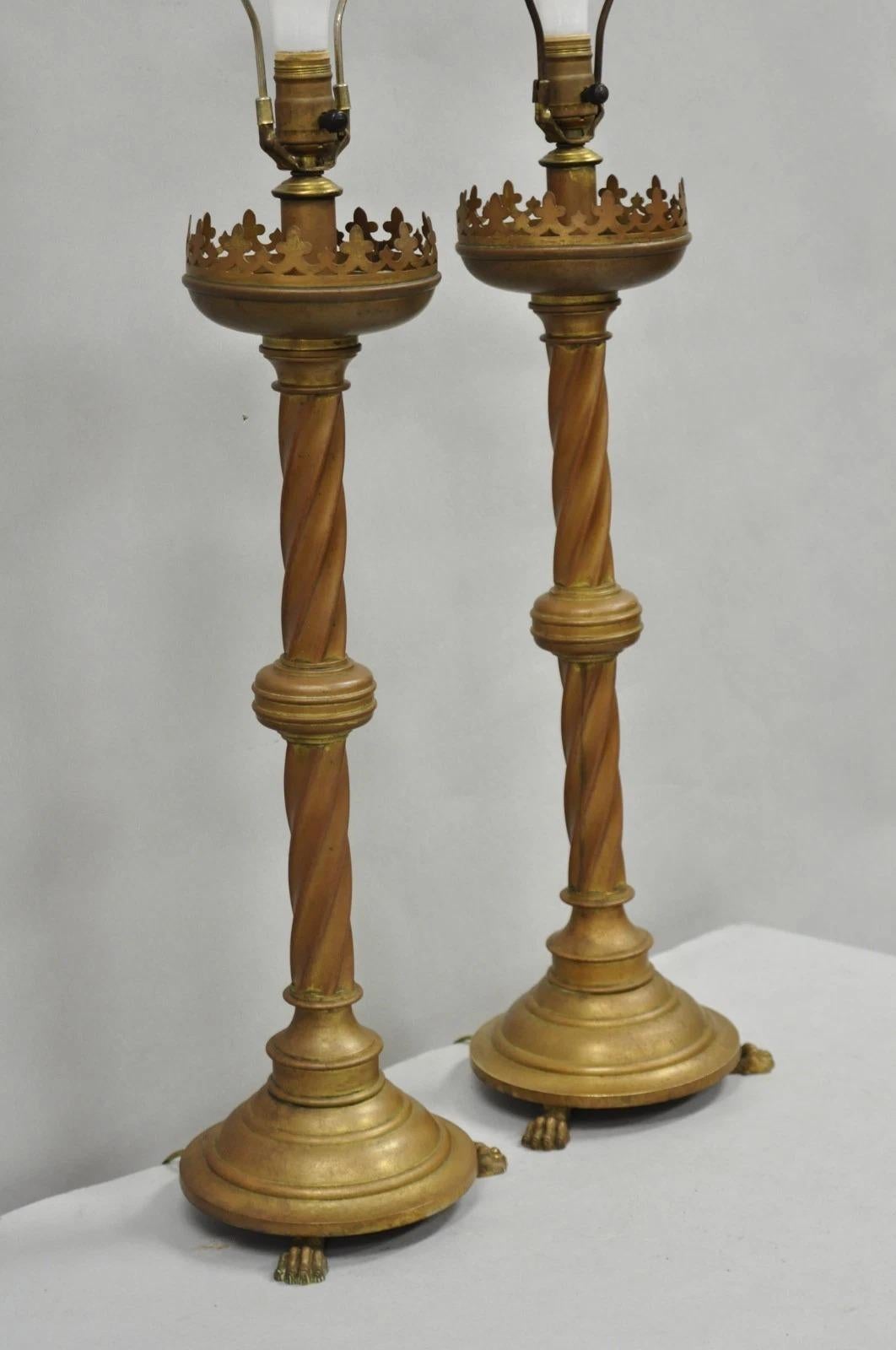 Paire de chandeliers de table en laiton patiné Renaissance gothique anglaise ancienne en vente 5