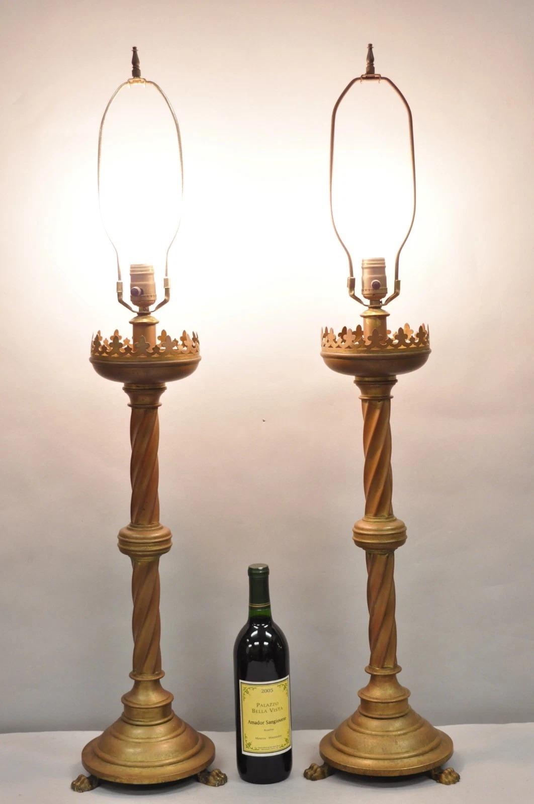 Ancienne paire de lampes de table en laiton patiné de style Renaissance gothique anglaise avec pieds tripodes en forme de patte. Vers la fin du 19e siècle. Dimensions : 39