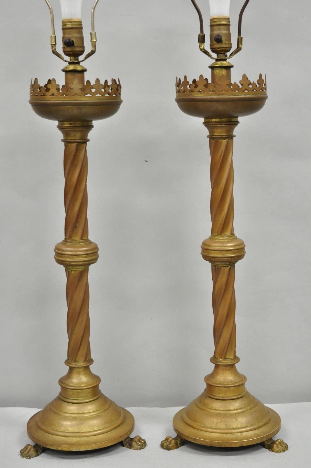 Gothique Paire de chandeliers de table en laiton patiné Renaissance gothique anglaise ancienne en vente