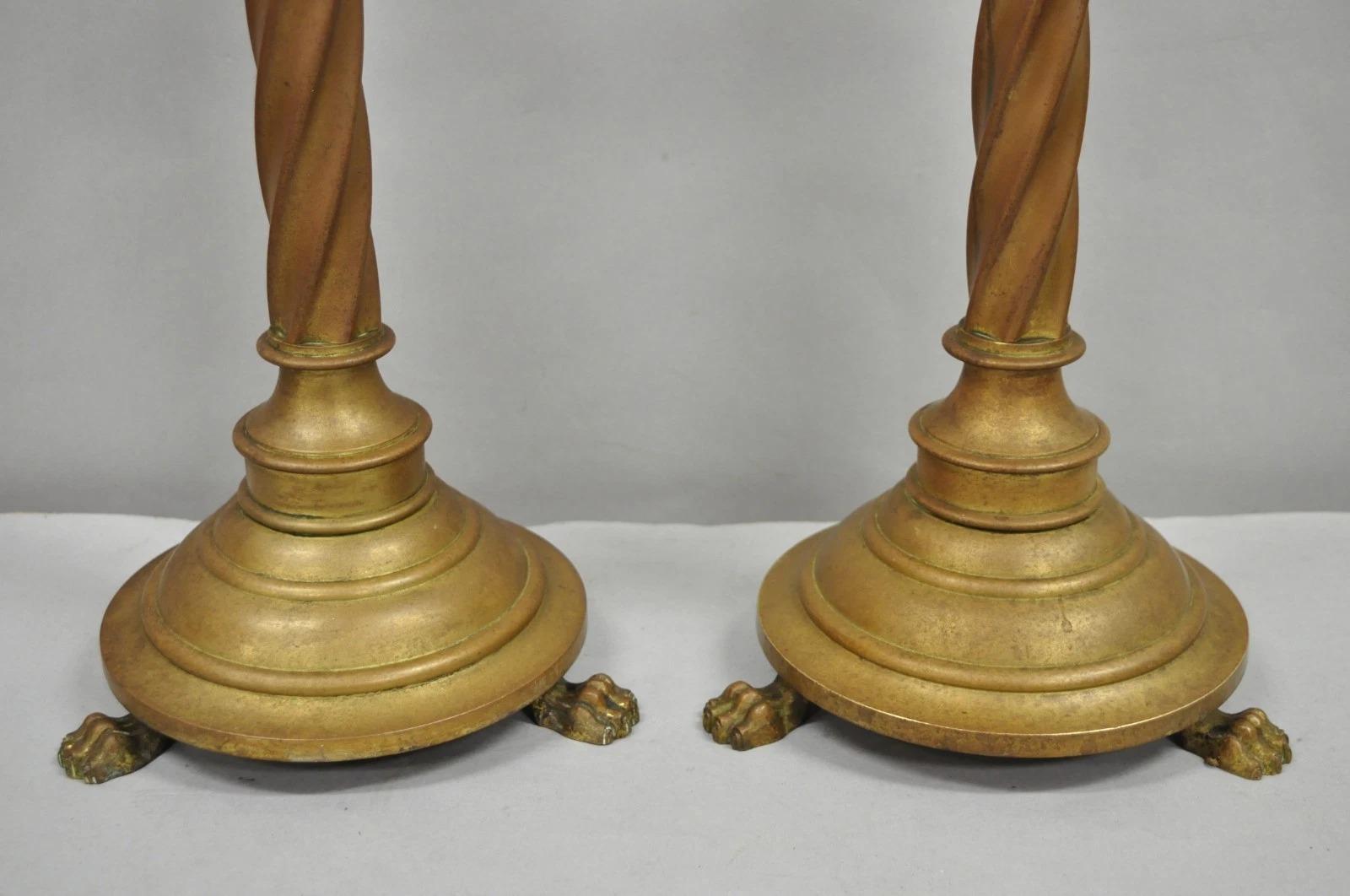 Inconnu Paire de chandeliers de table en laiton patiné Renaissance gothique anglaise ancienne en vente