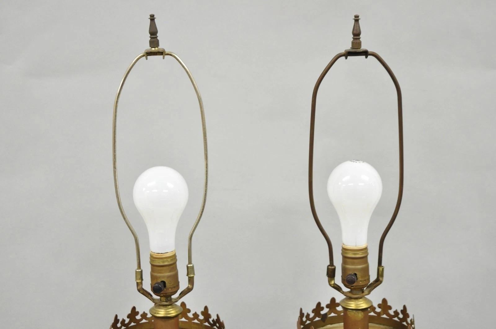 XIXe siècle Paire de chandeliers de table en laiton patiné Renaissance gothique anglaise ancienne en vente