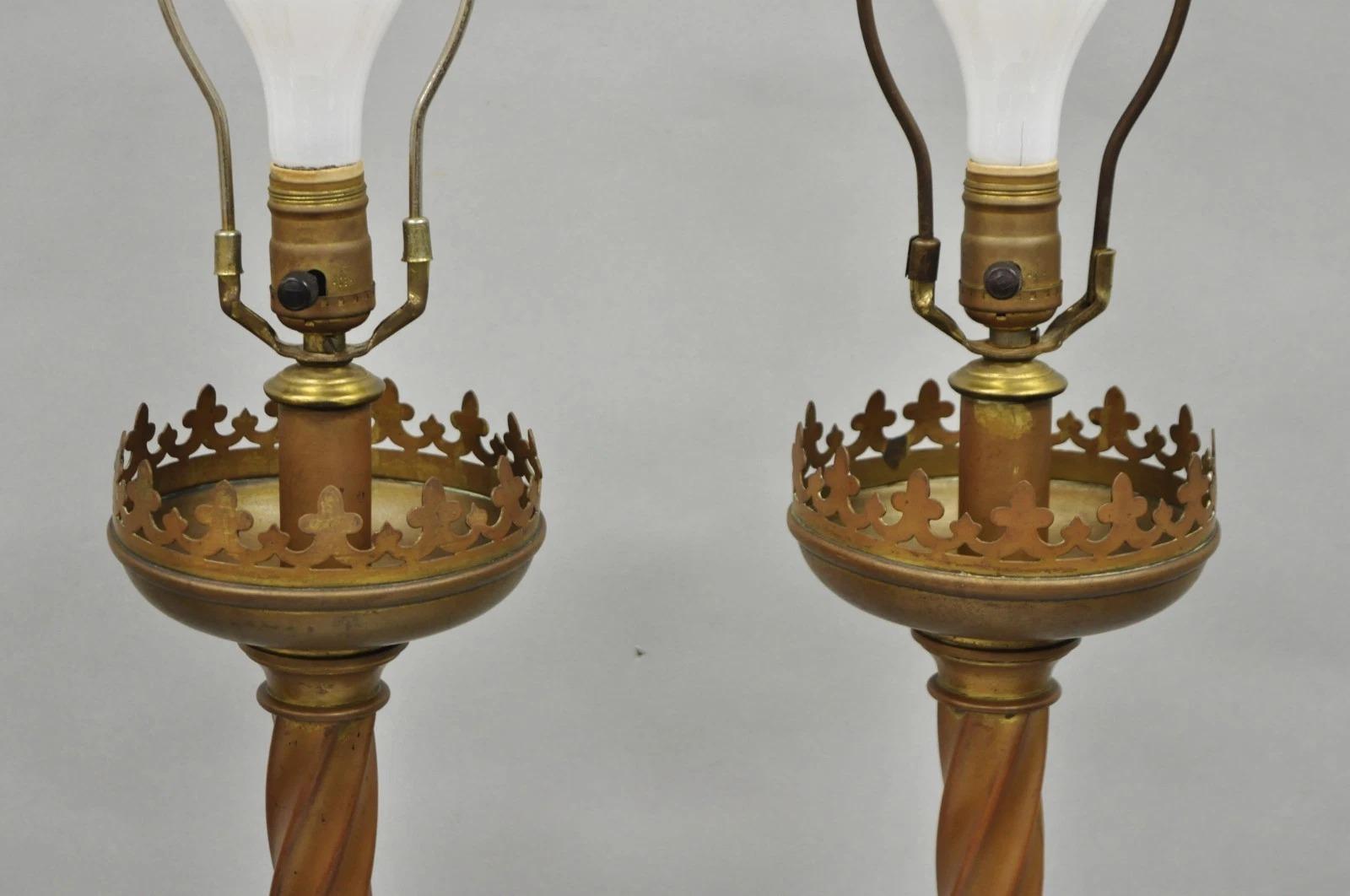Laiton Paire de chandeliers de table en laiton patiné Renaissance gothique anglaise ancienne en vente