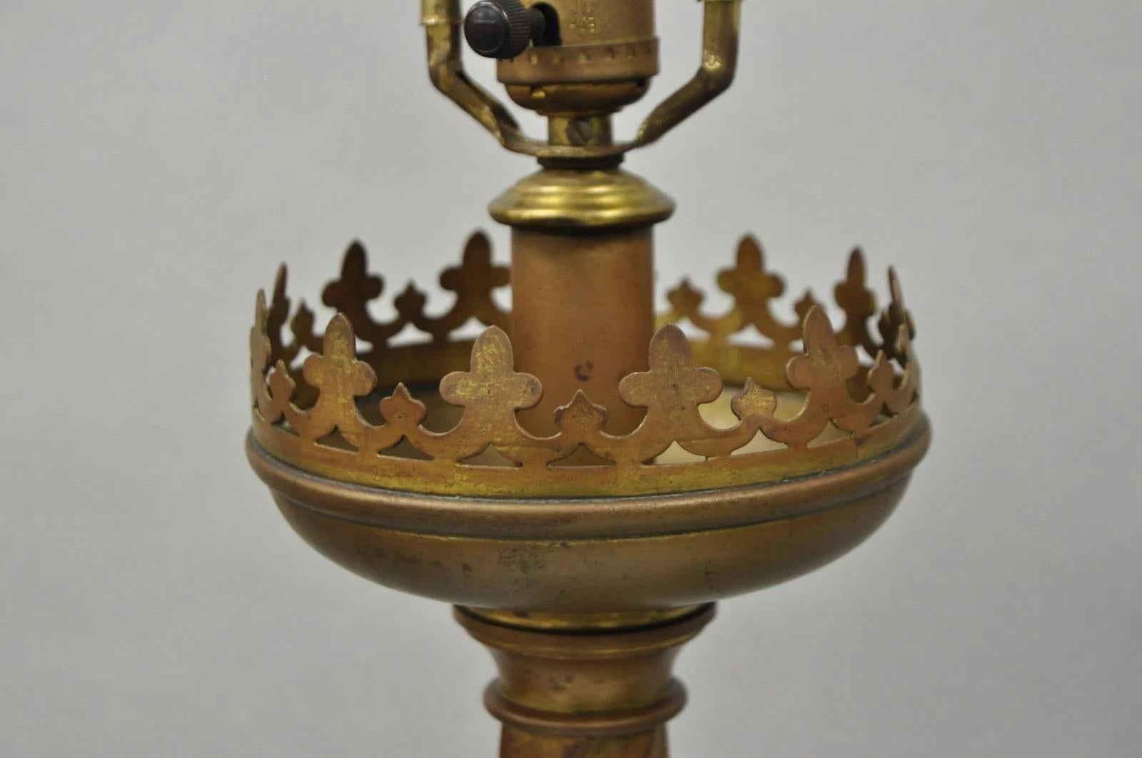 Paire de chandeliers de table en laiton patiné Renaissance gothique anglaise ancienne en vente 1