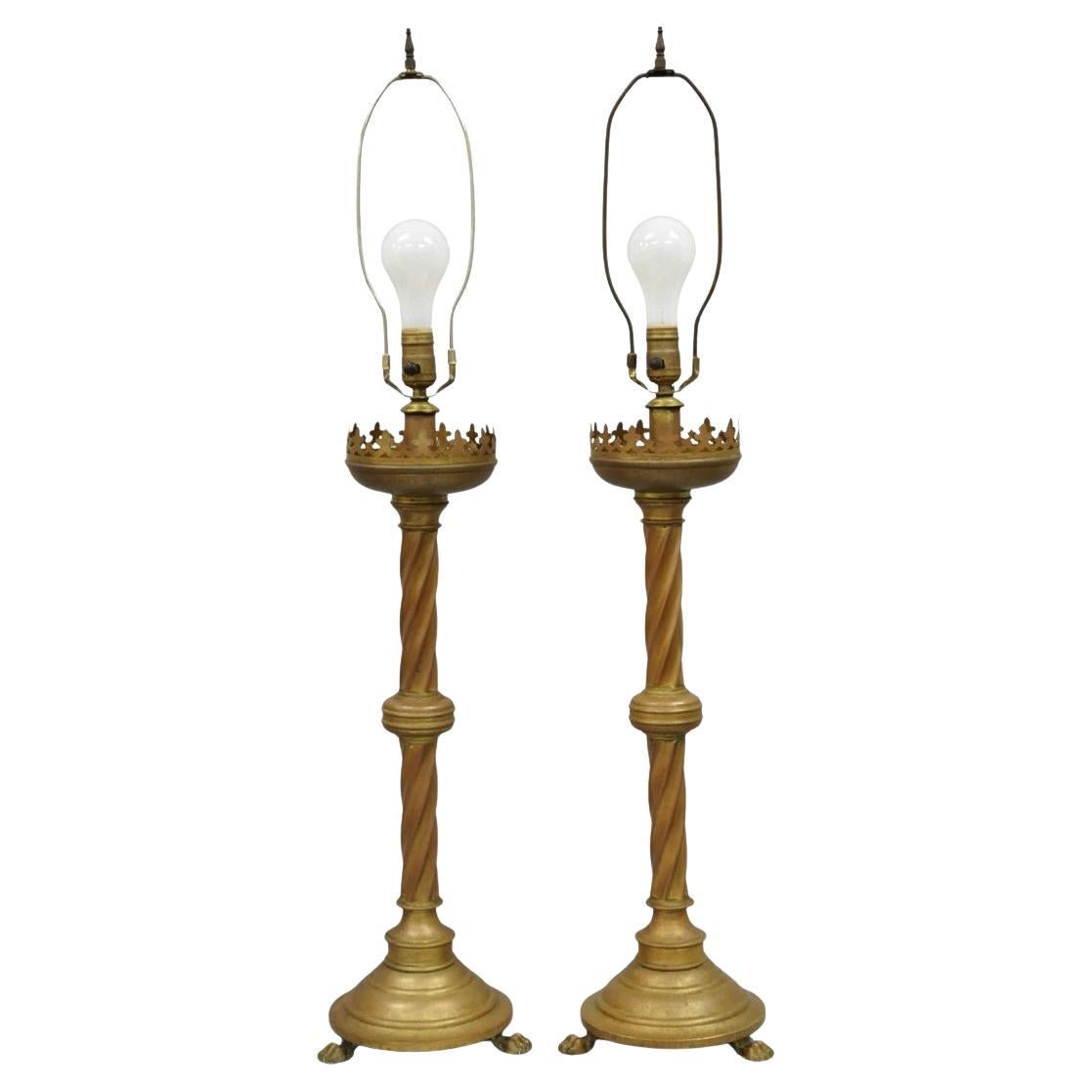 Paire de chandeliers de table en laiton patiné Renaissance gothique anglaise ancienne en vente
