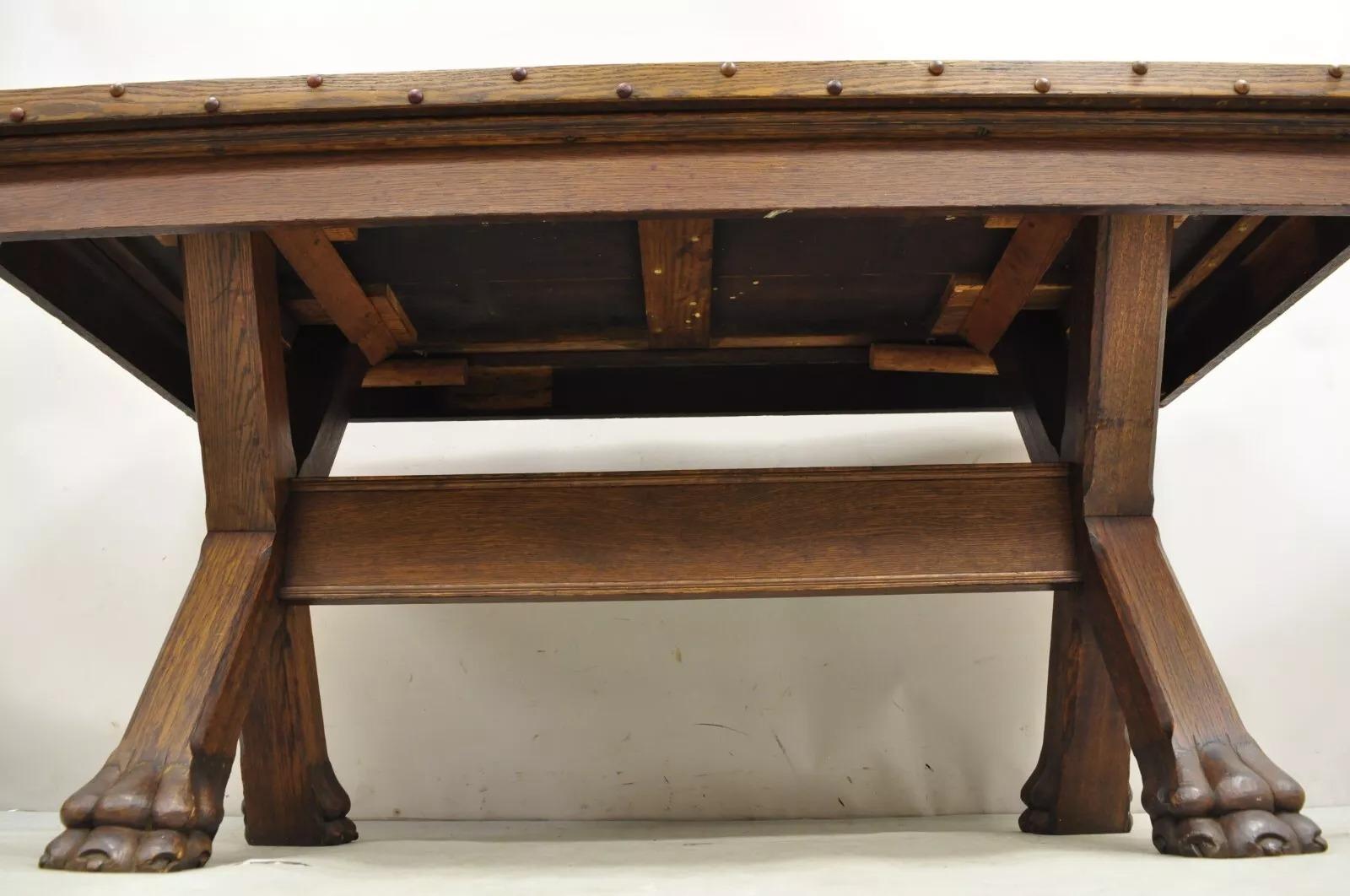 Ancienne table de salle à manger de la Renaissance anglaise en chêne à tréteaux Sawbuck avec pieds en patte en vente 4
