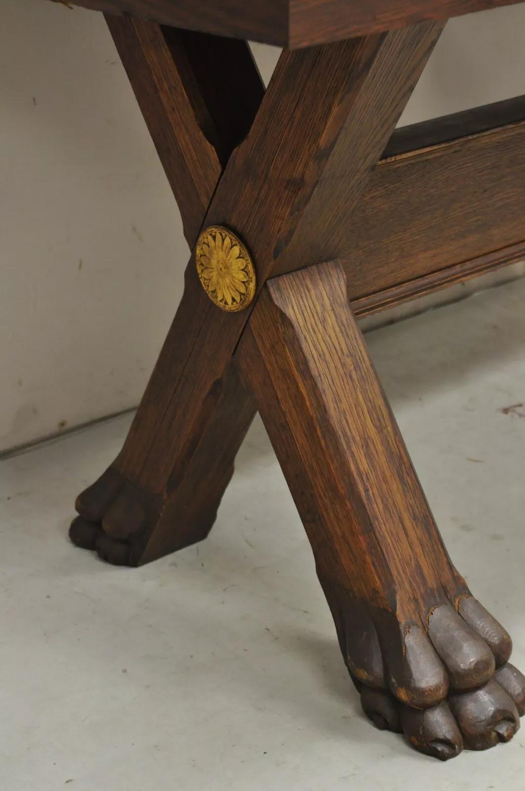 Ancienne table de salle à manger de la Renaissance anglaise en chêne à tréteaux Sawbuck avec pieds en patte en vente 5