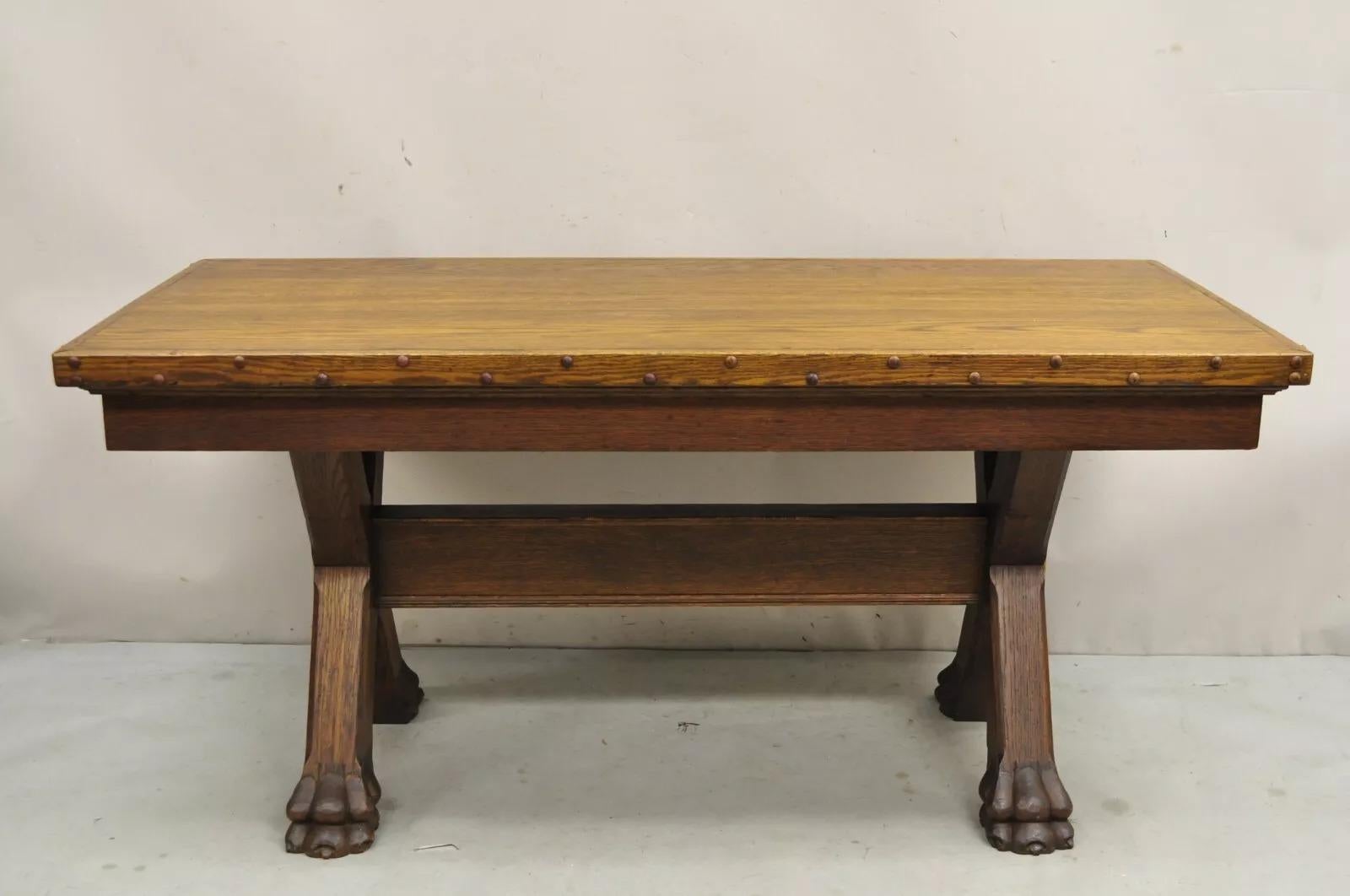 Ancienne table de salle à manger à tréteaux en bois de chêne Renaissance anglaise avec pieds en X et pieds en patte d'oie. Circa Early 20th Century. Dimensions : 29,25