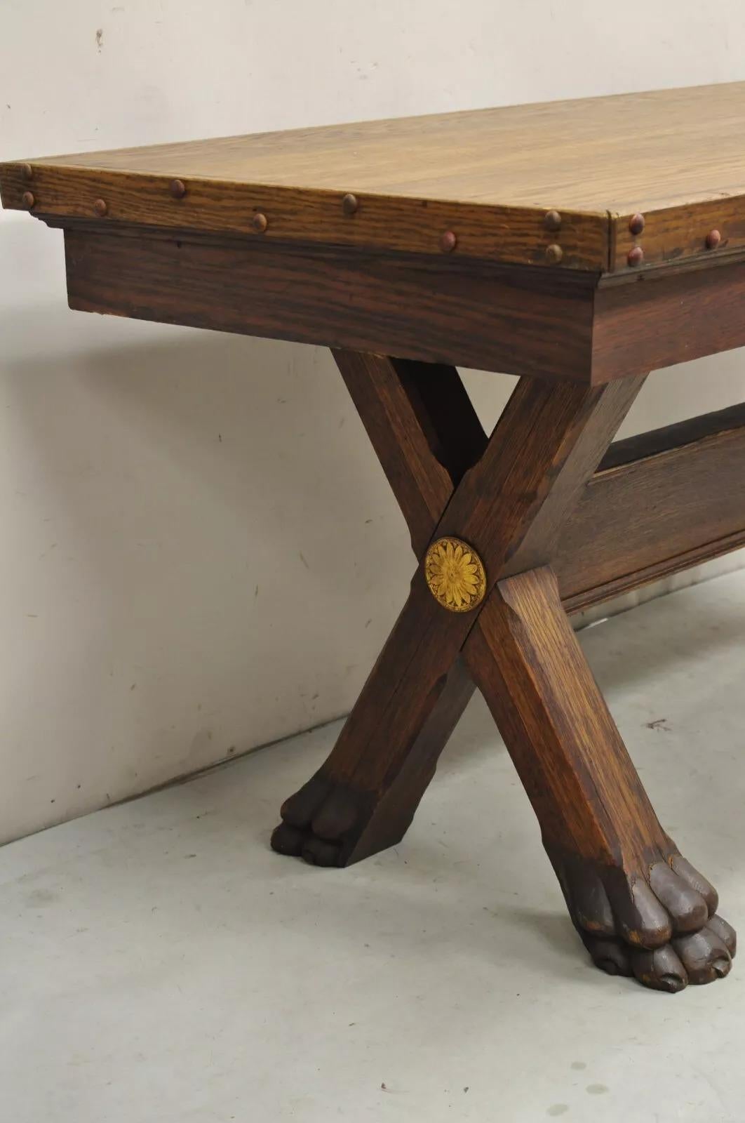 Inconnu Ancienne table de salle à manger de la Renaissance anglaise en chêne à tréteaux Sawbuck avec pieds en patte en vente