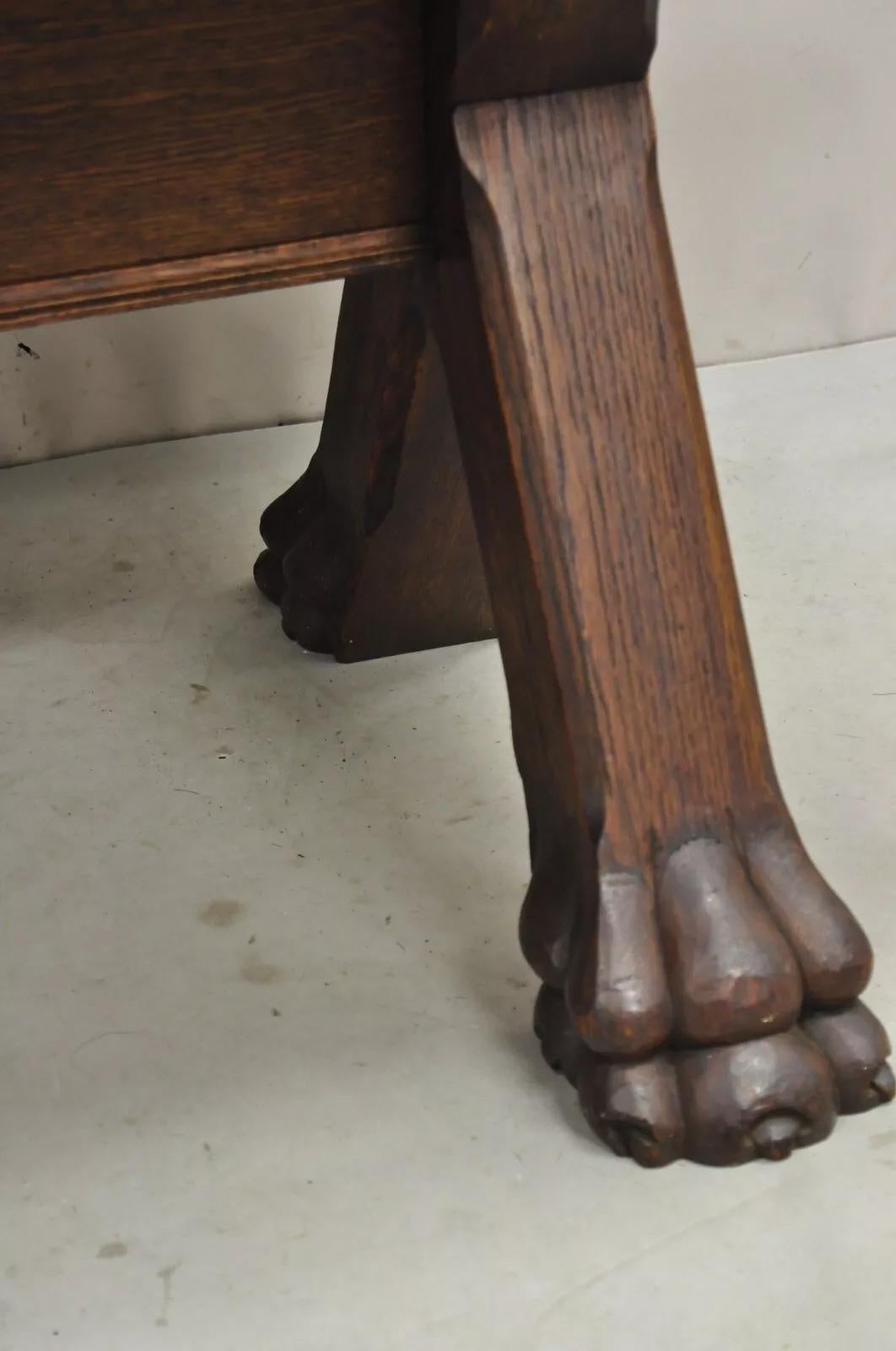 Ancienne table de salle à manger de la Renaissance anglaise en chêne à tréteaux Sawbuck avec pieds en patte Bon état - En vente à Philadelphia, PA