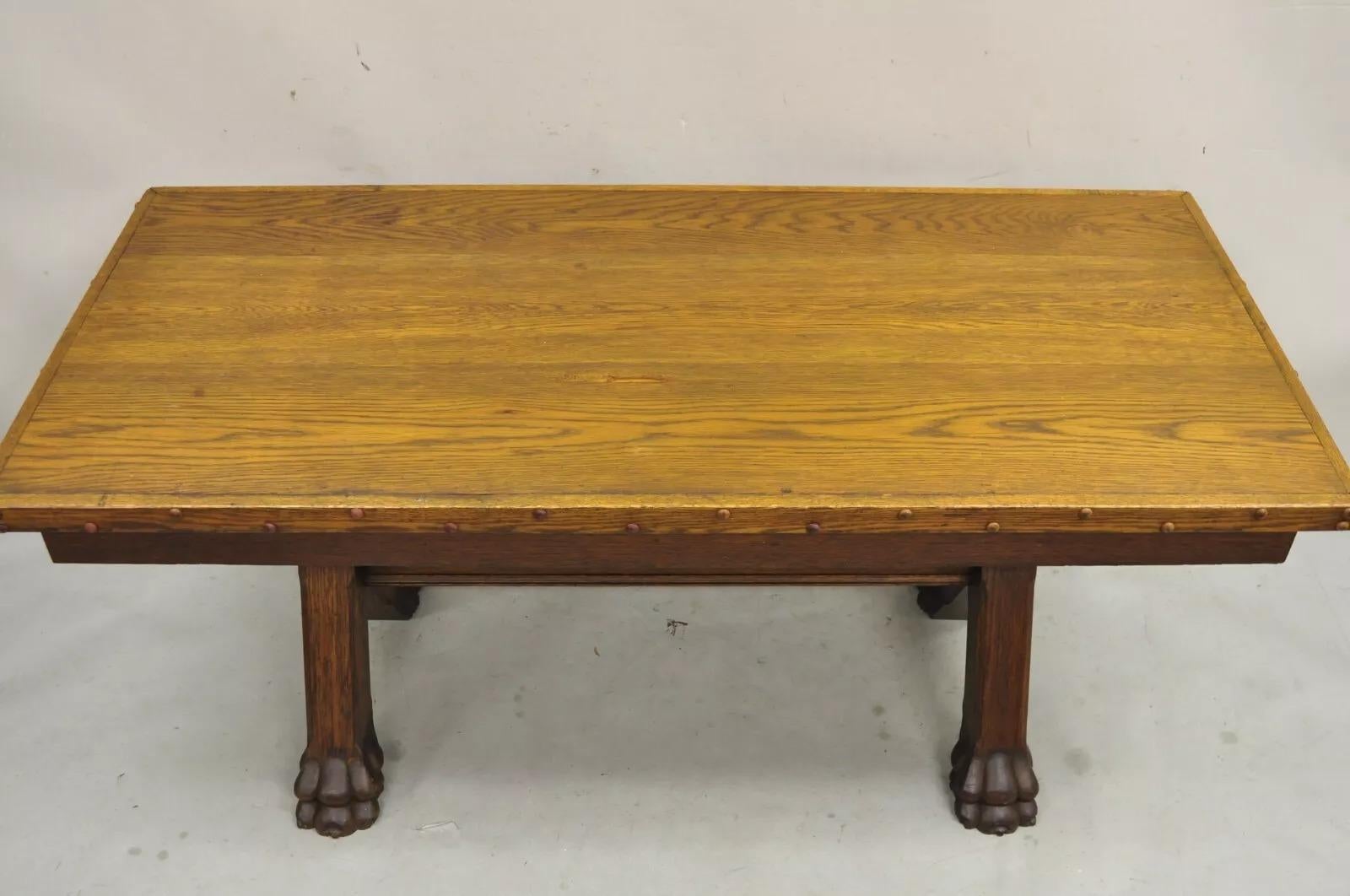 20ième siècle Ancienne table de salle à manger de la Renaissance anglaise en chêne à tréteaux Sawbuck avec pieds en patte en vente