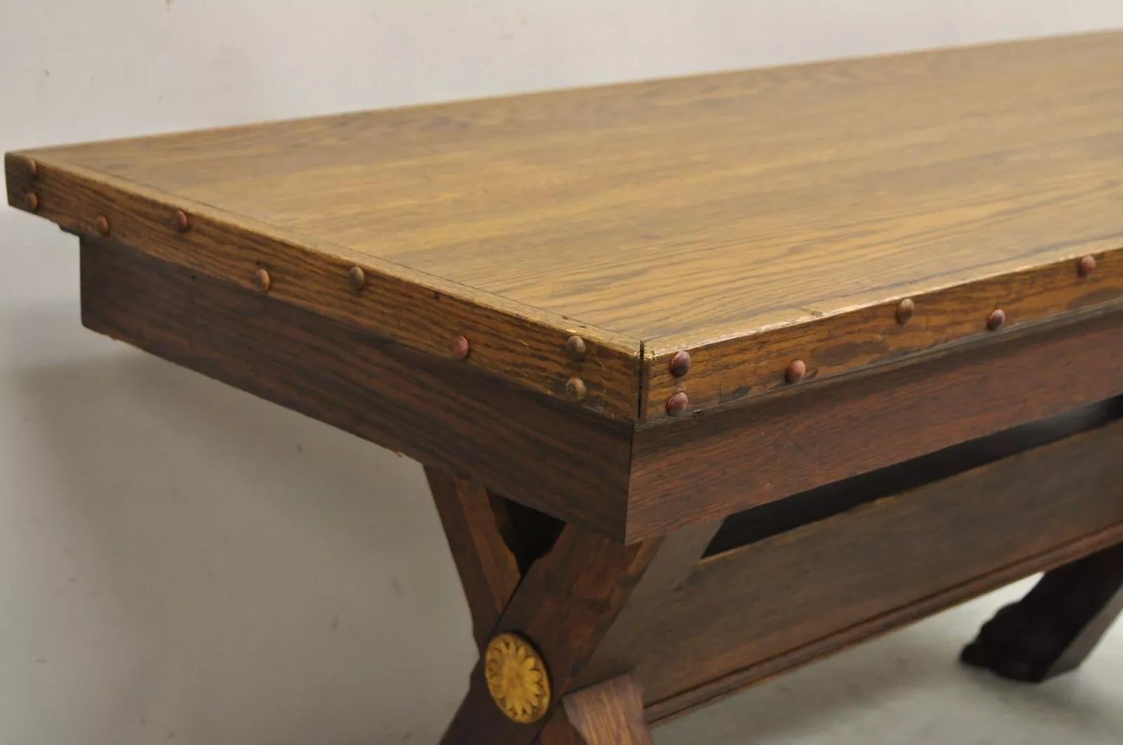 Chêne Ancienne table de salle à manger de la Renaissance anglaise en chêne à tréteaux Sawbuck avec pieds en patte en vente