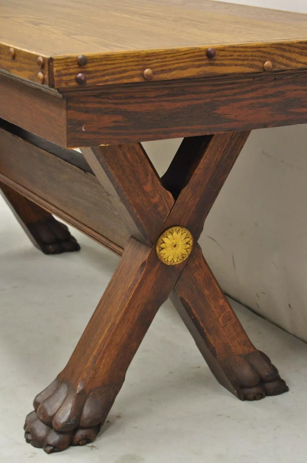 Ancienne table de salle à manger de la Renaissance anglaise en chêne à tréteaux Sawbuck avec pieds en patte en vente 1