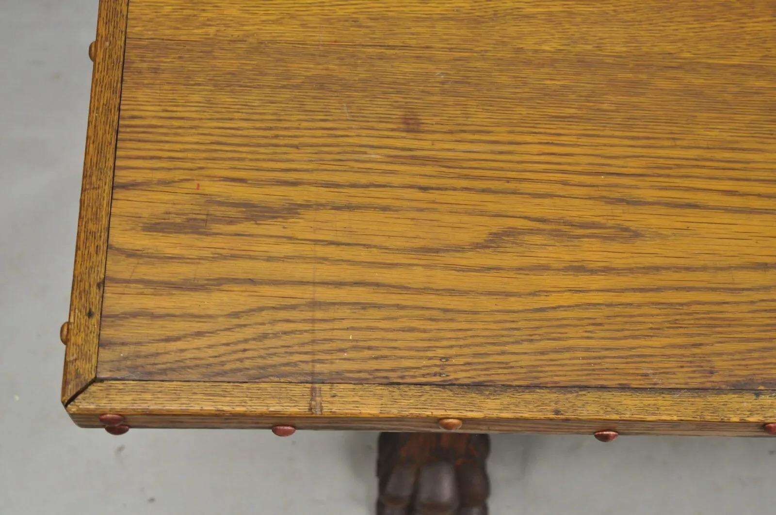 Ancienne table de salle à manger de la Renaissance anglaise en chêne à tréteaux Sawbuck avec pieds en patte en vente 2