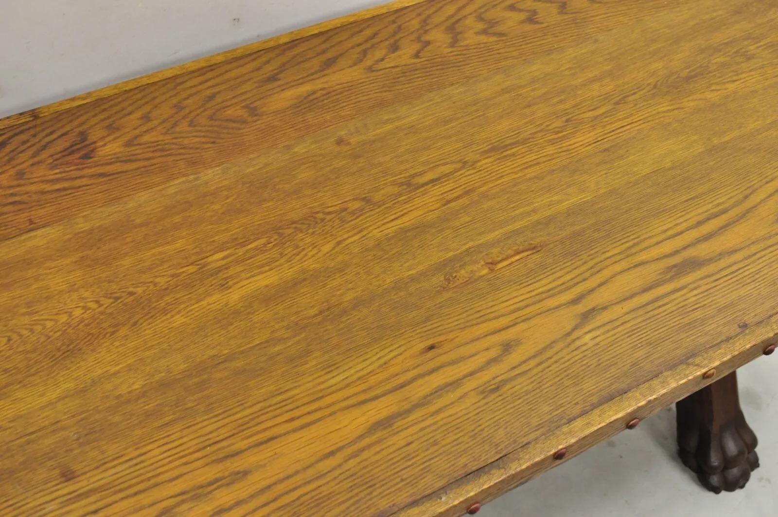Ancienne table de salle à manger de la Renaissance anglaise en chêne à tréteaux Sawbuck avec pieds en patte en vente 3