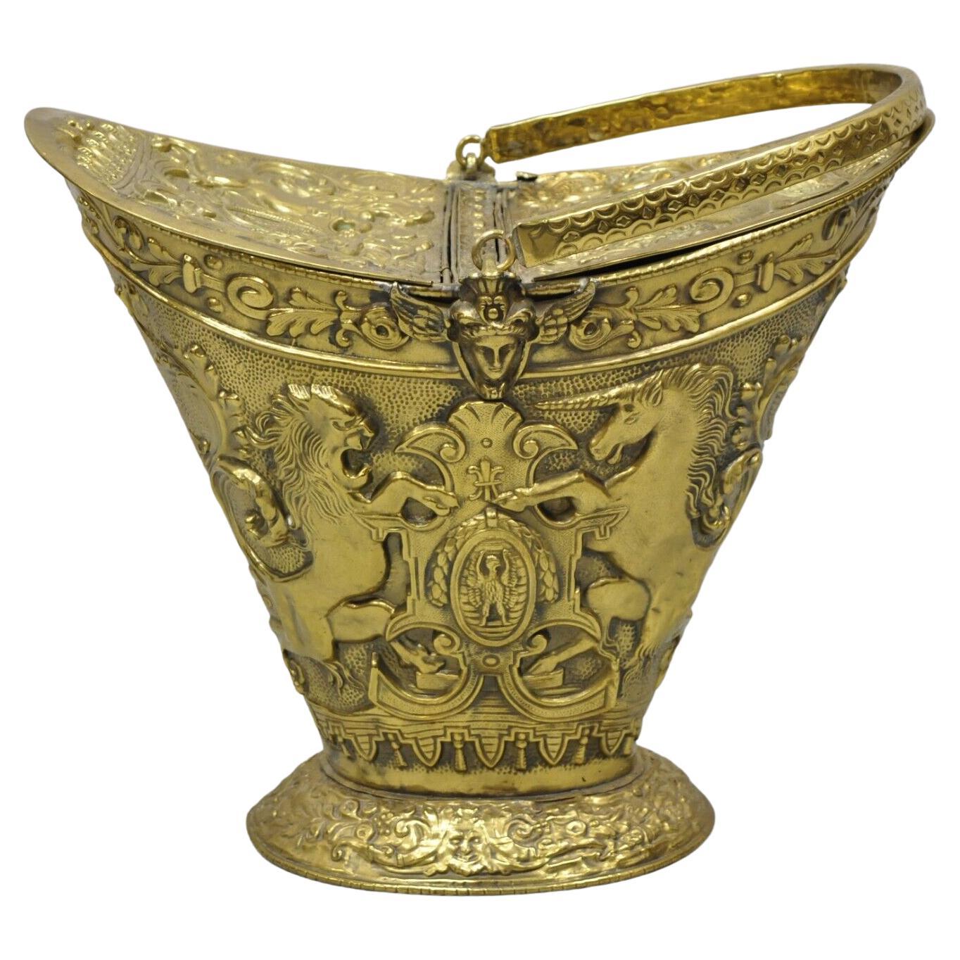Ancienne poubelle à charbon en laiton de la Renaissance anglaise avec licorne, bouclier et lion en vente