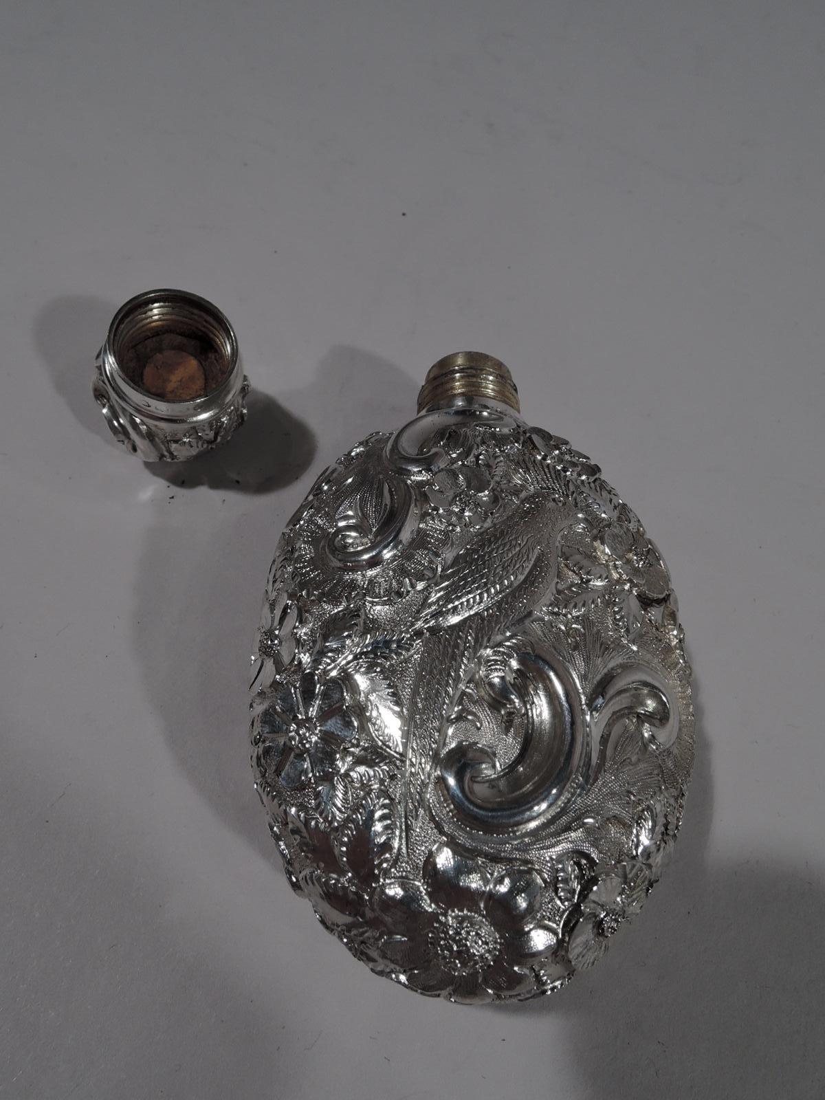 Victorien Flacon de parfum anglais ancien en argent sterling repoussé, 1889 en vente
