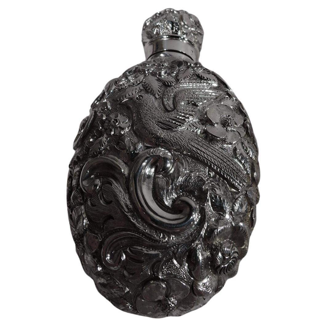 Flacon de parfum anglais ancien en argent sterling repoussé, 1889 en vente