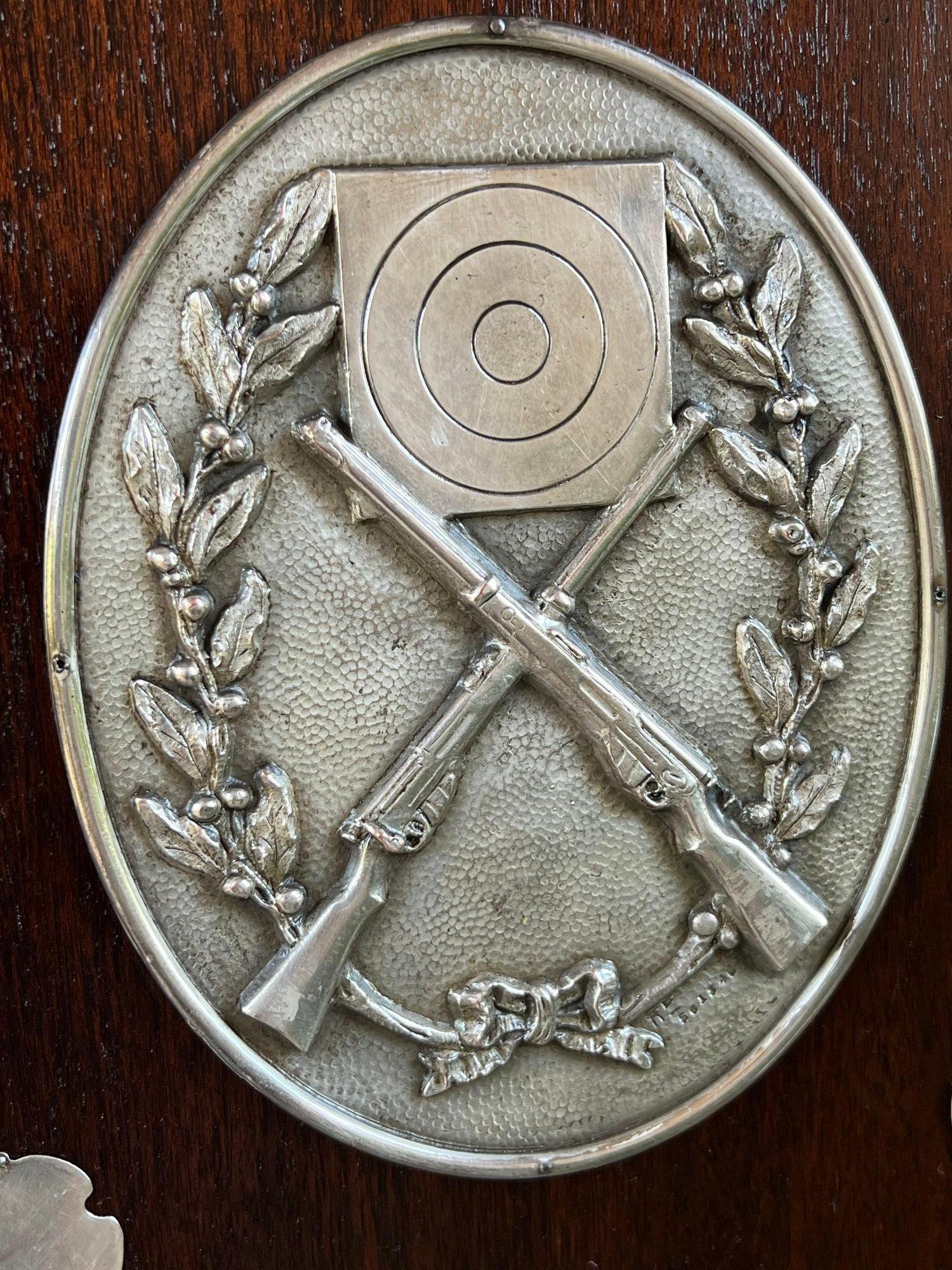 Britannique Plaque de bouclier en métal argenté antique pour bouclier de chasse à fusil de chasse anglais, vers 1910 en vente
