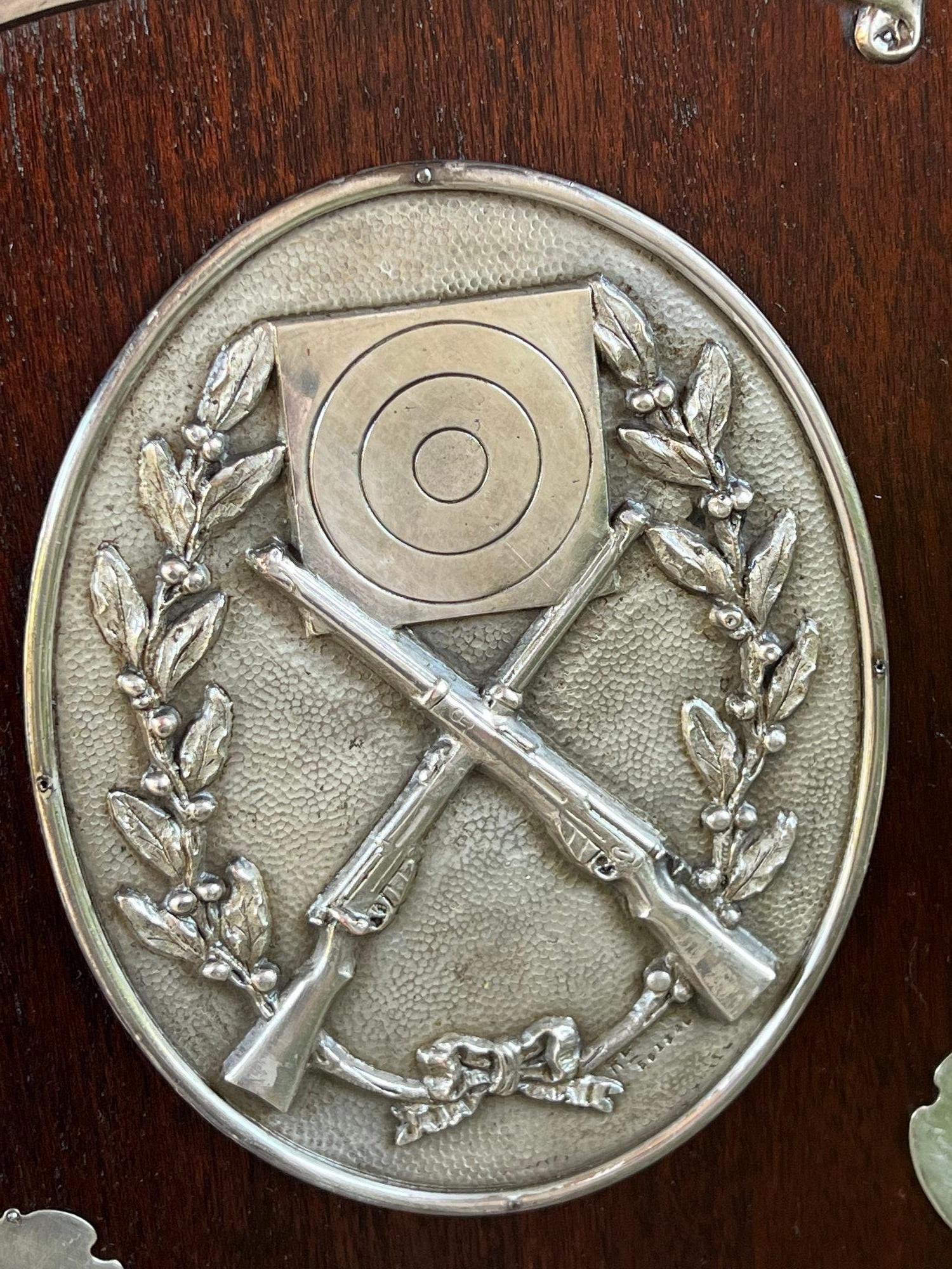 Plaqué argent Plaque de bouclier en métal argenté antique pour bouclier de chasse à fusil de chasse anglais, vers 1910 en vente