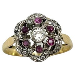 Bague anglaise ancienne avec diamants et rubis, début du 20e siècle.