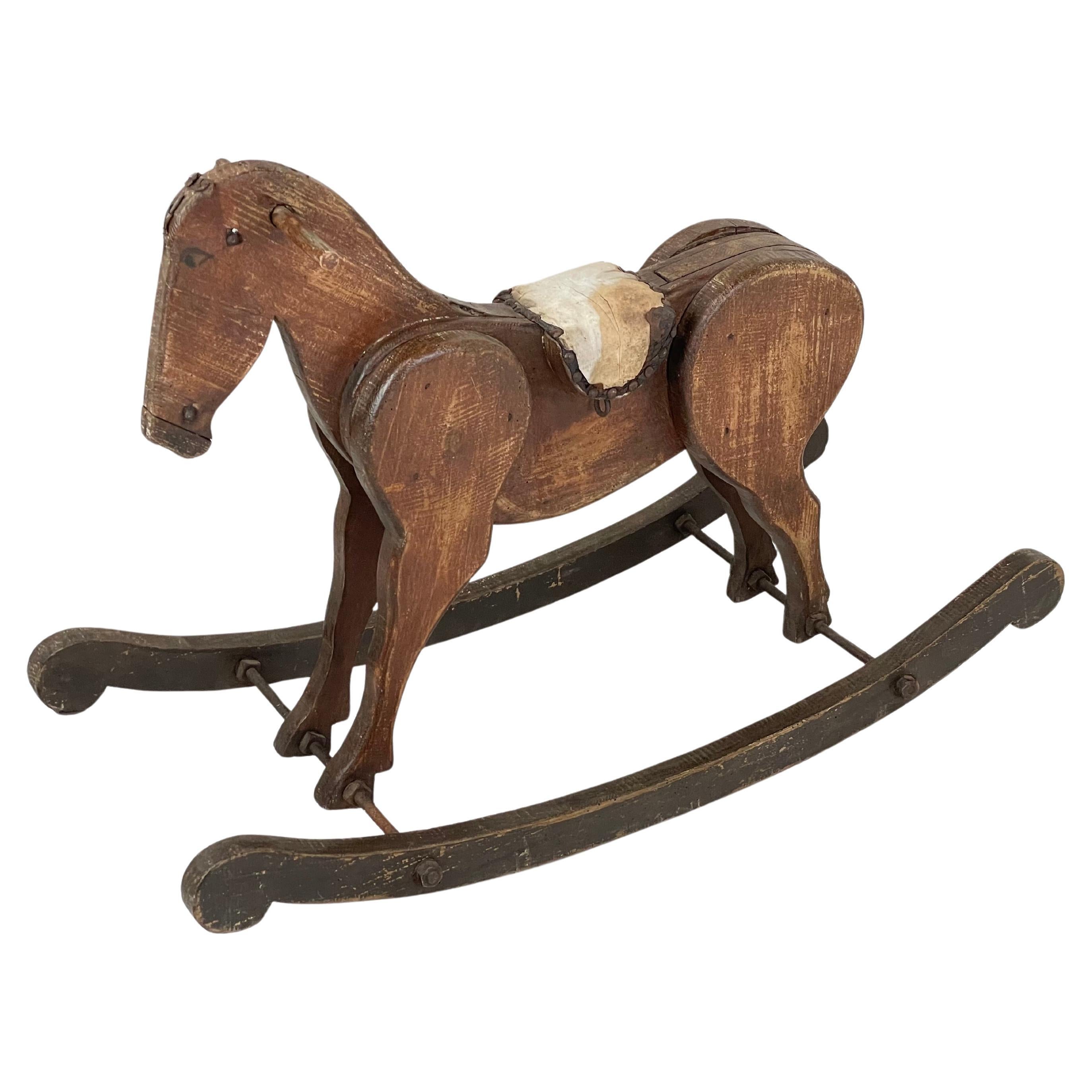 Antico cavallo a dondolo inglese