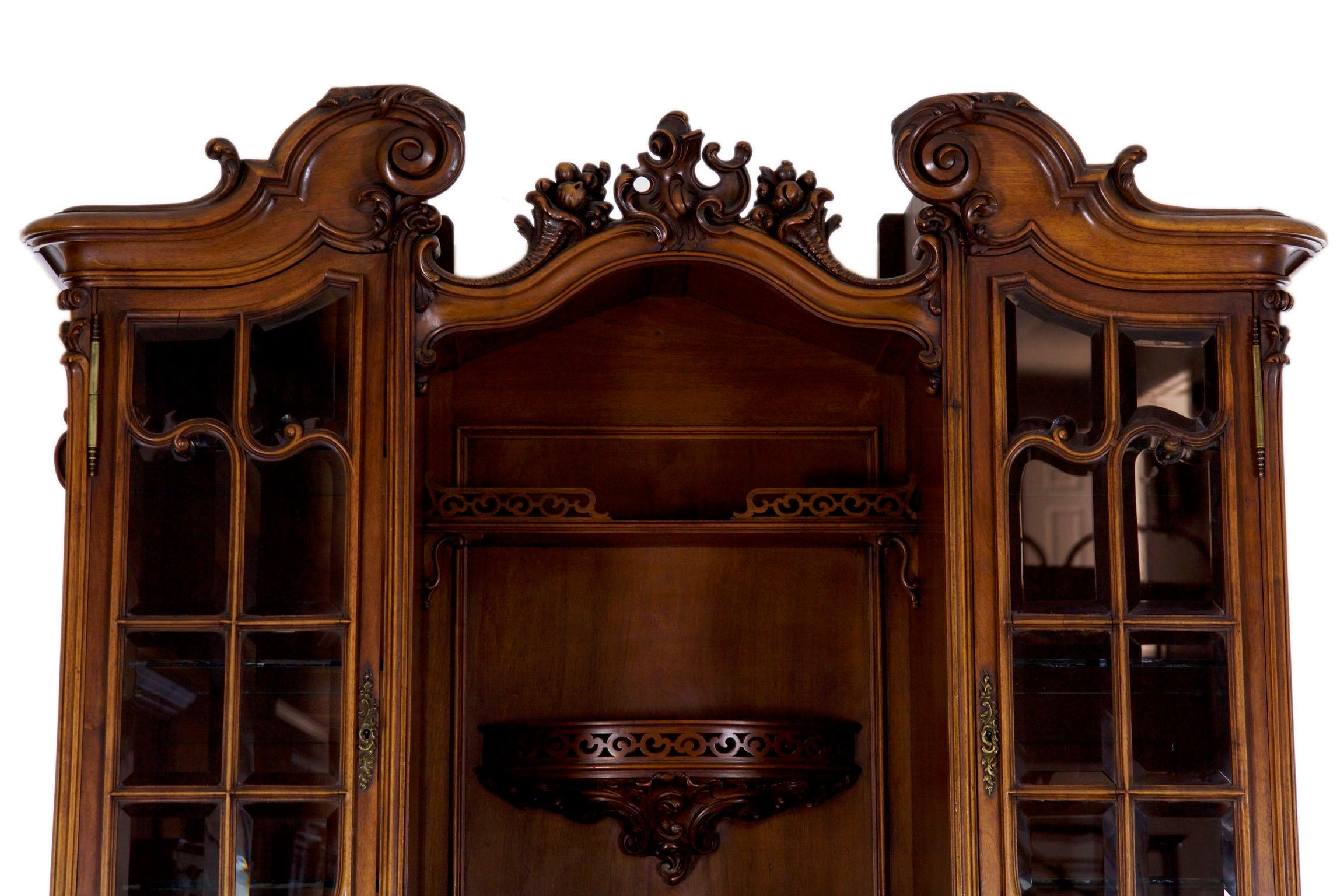 A very finely carved and crafted buffet deux corps from the last quarter of the 19th century, it is English but designed in the taste of the French with the heavy influence of Rococoism. This is most evident in the use of carved acanthus