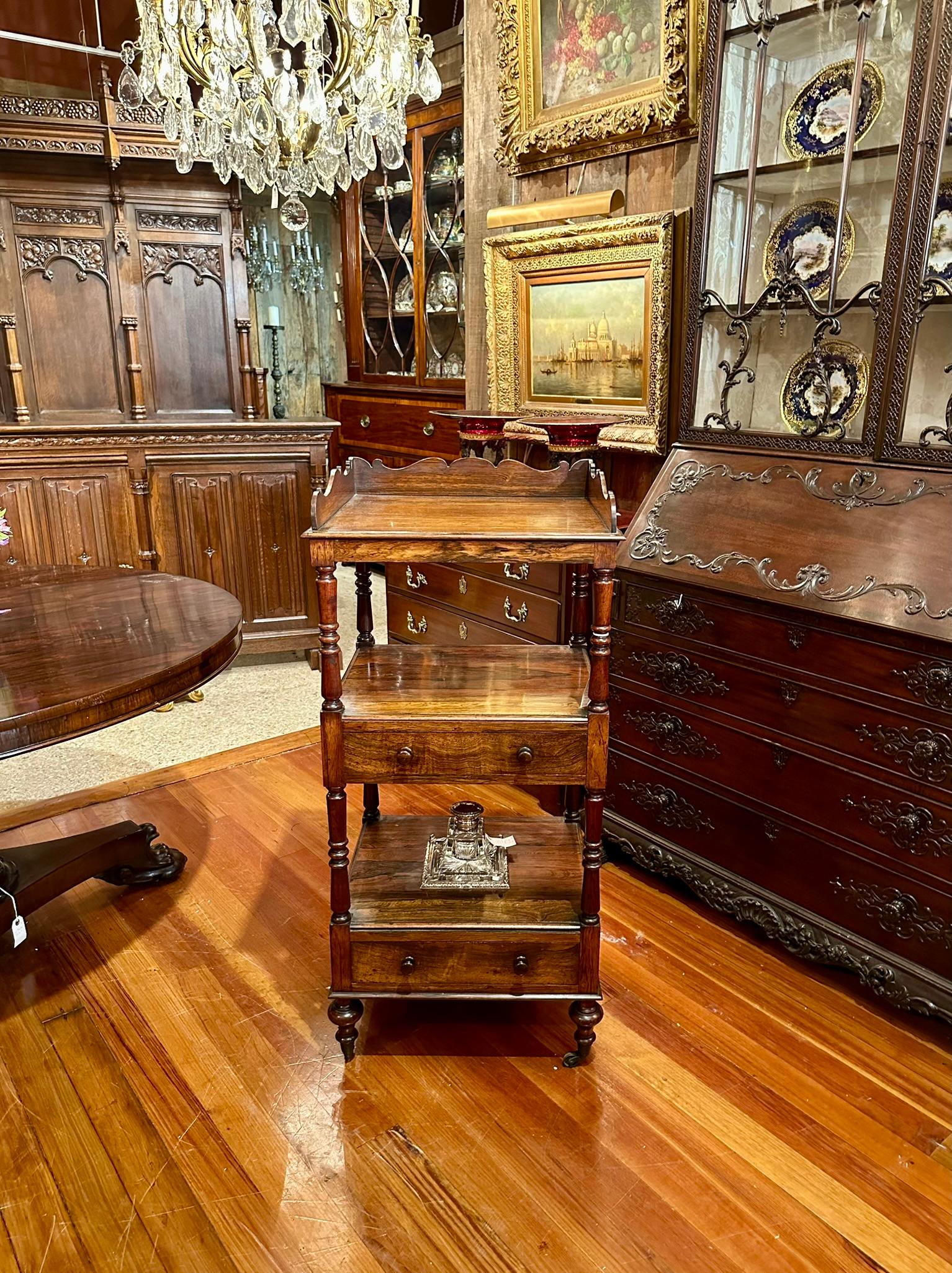 Etagère ancienne en palissandre anglais à 3 niveaux, Circa 1850-1860. en vente 2
