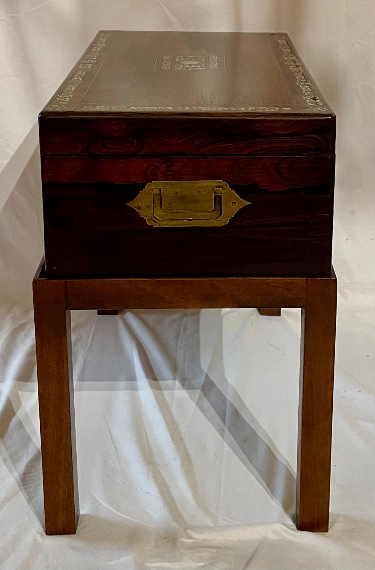 Antike englische Rosenholz- und Perlmutt-Intarsienschatulle auf Ständer, CIRCA 1860er Jahre. im Angebot 4