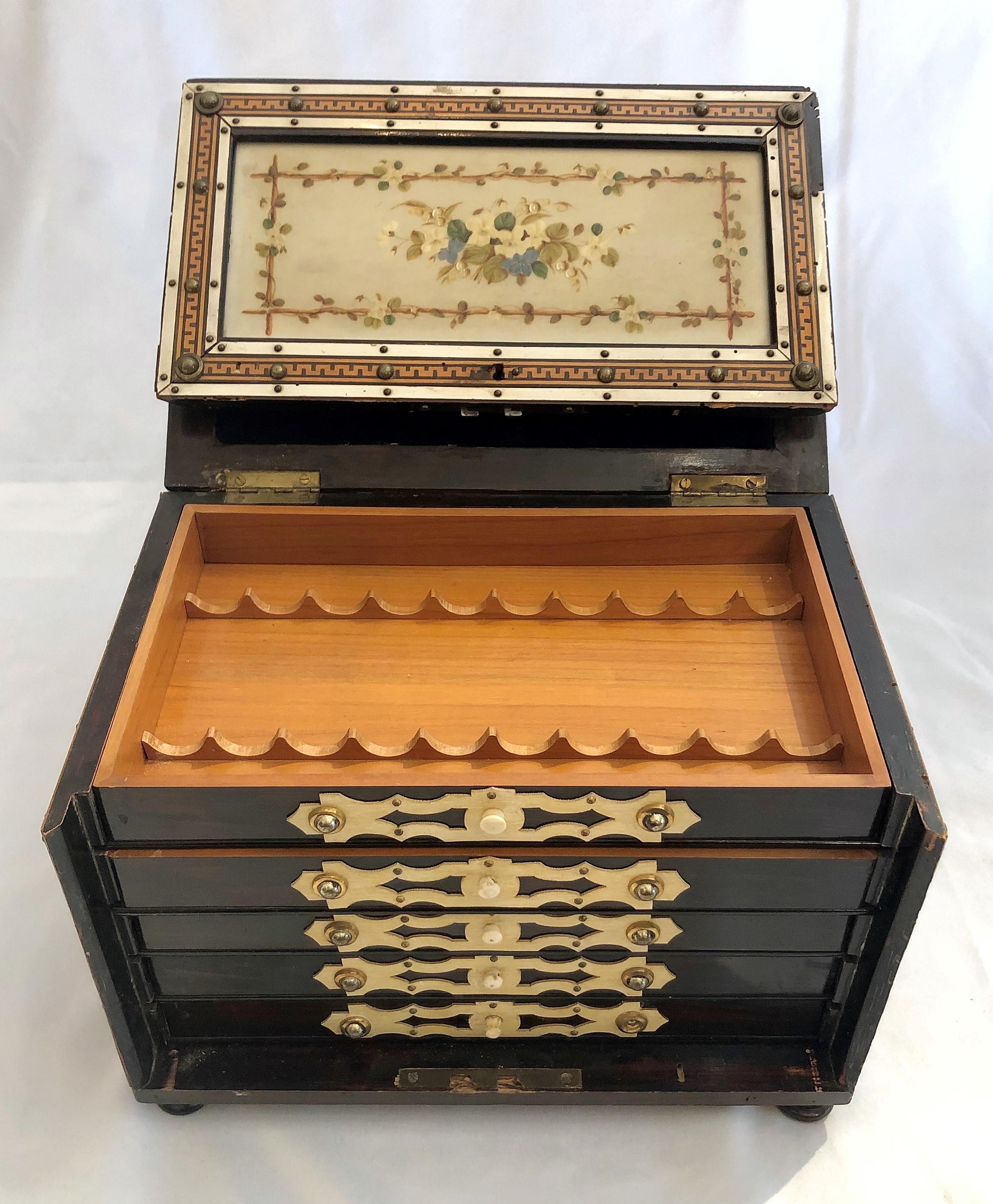 Antique English Rosewood Humidor Box In Good Condition In New Orleans, LA