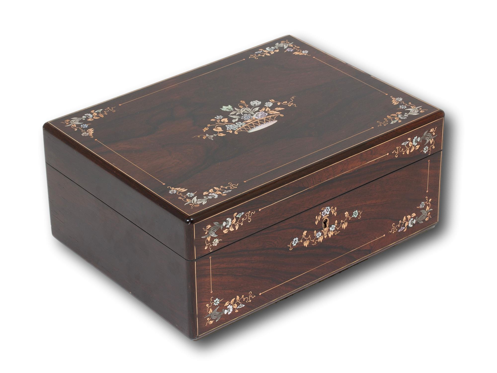 Incrustation de gerbes florales en nacre gravée et laiton

Dans notre collection de boîtes à couture, nous avons le plaisir de vous proposer cette boîte à couture William IV en bois de rose incrusté. La boîte à couture, de forme rectangulaire, est