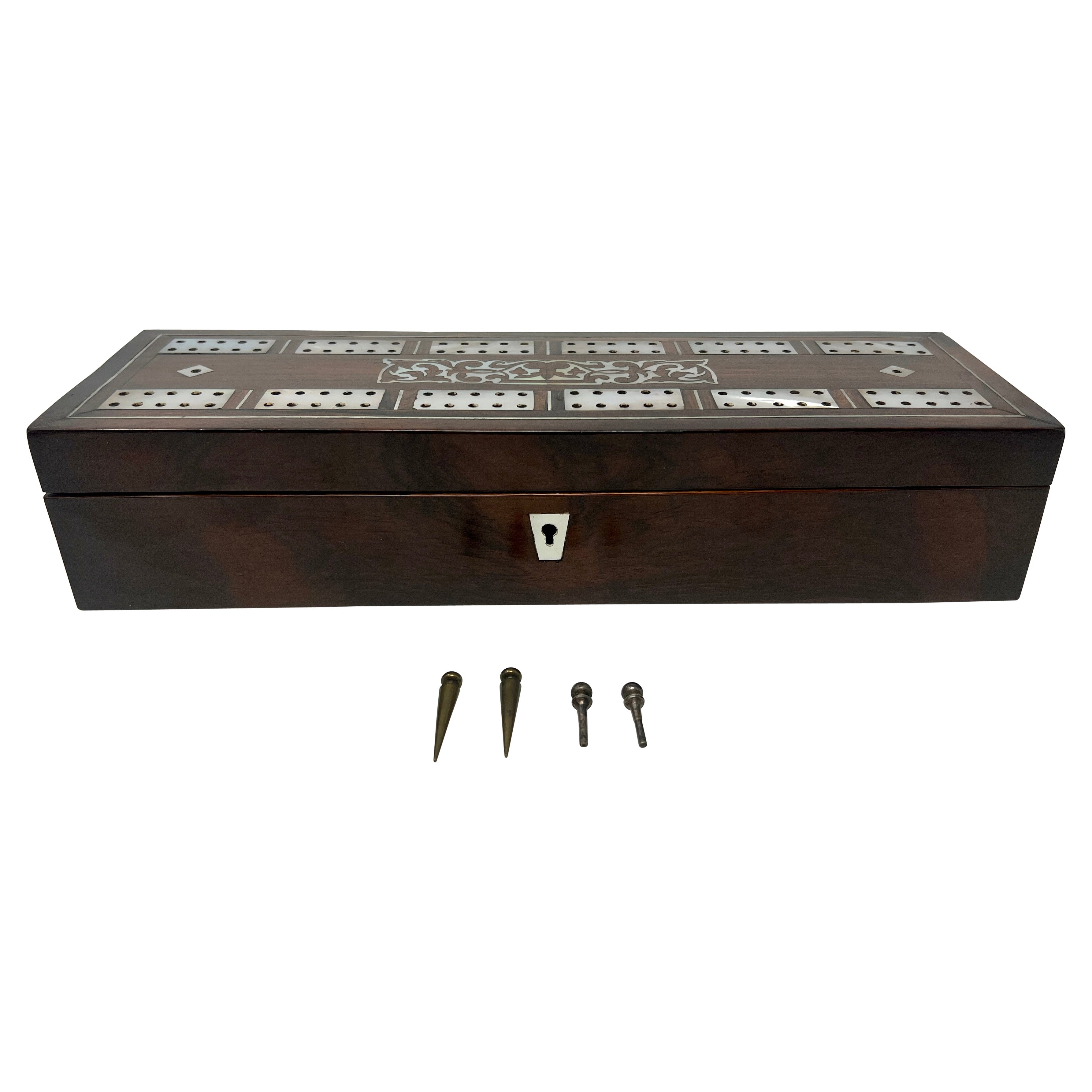 Antigua caja inglesa de madera de palisandro nacarada para jugar al Cribbage