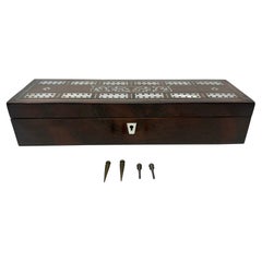 Antigua caja inglesa de madera de palisandro nacarada para jugar al Cribbage