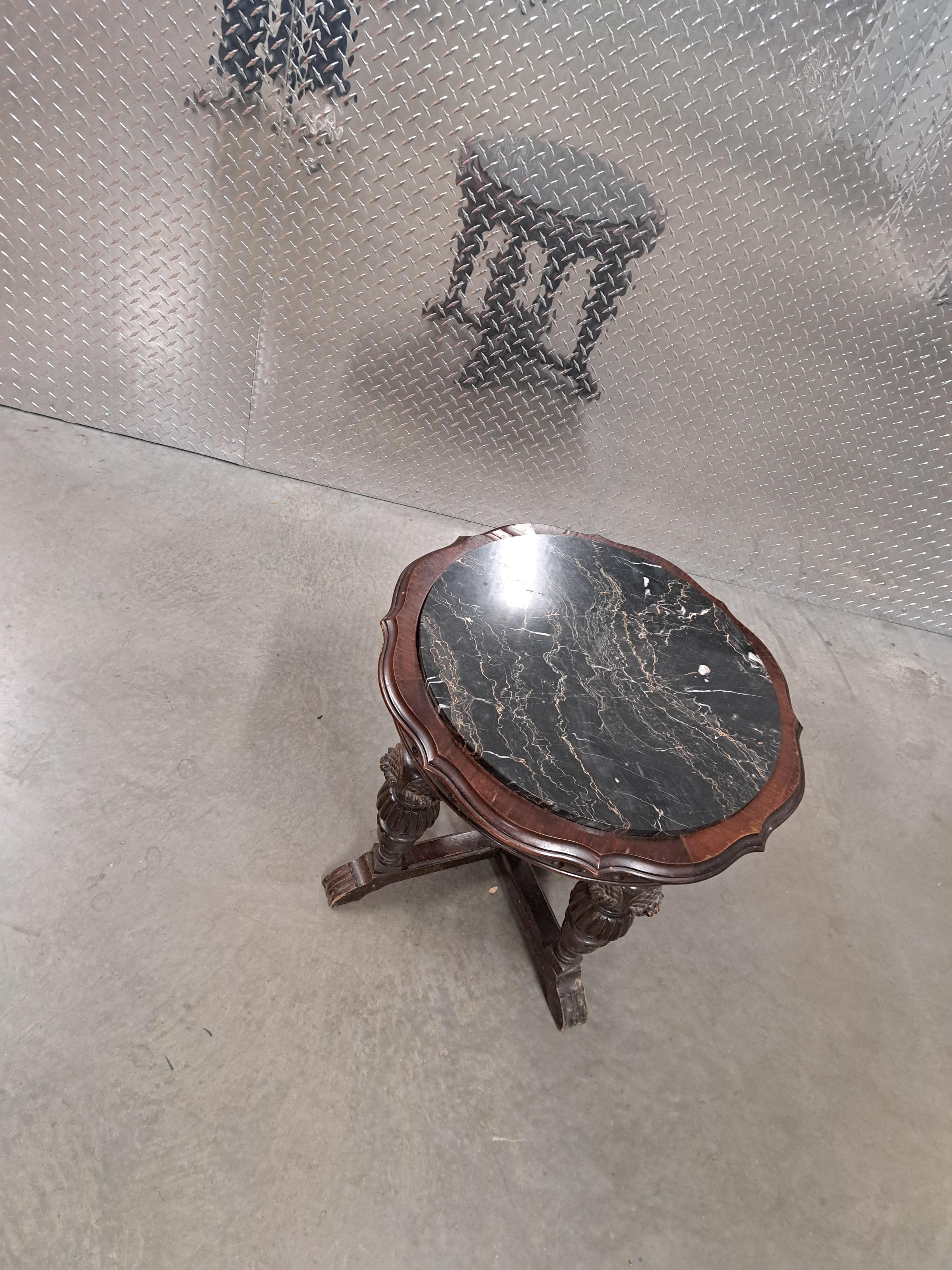 Antique English Round Occasional Table with Black Marble Top In Good Condition For Sale In East Freetown, MA