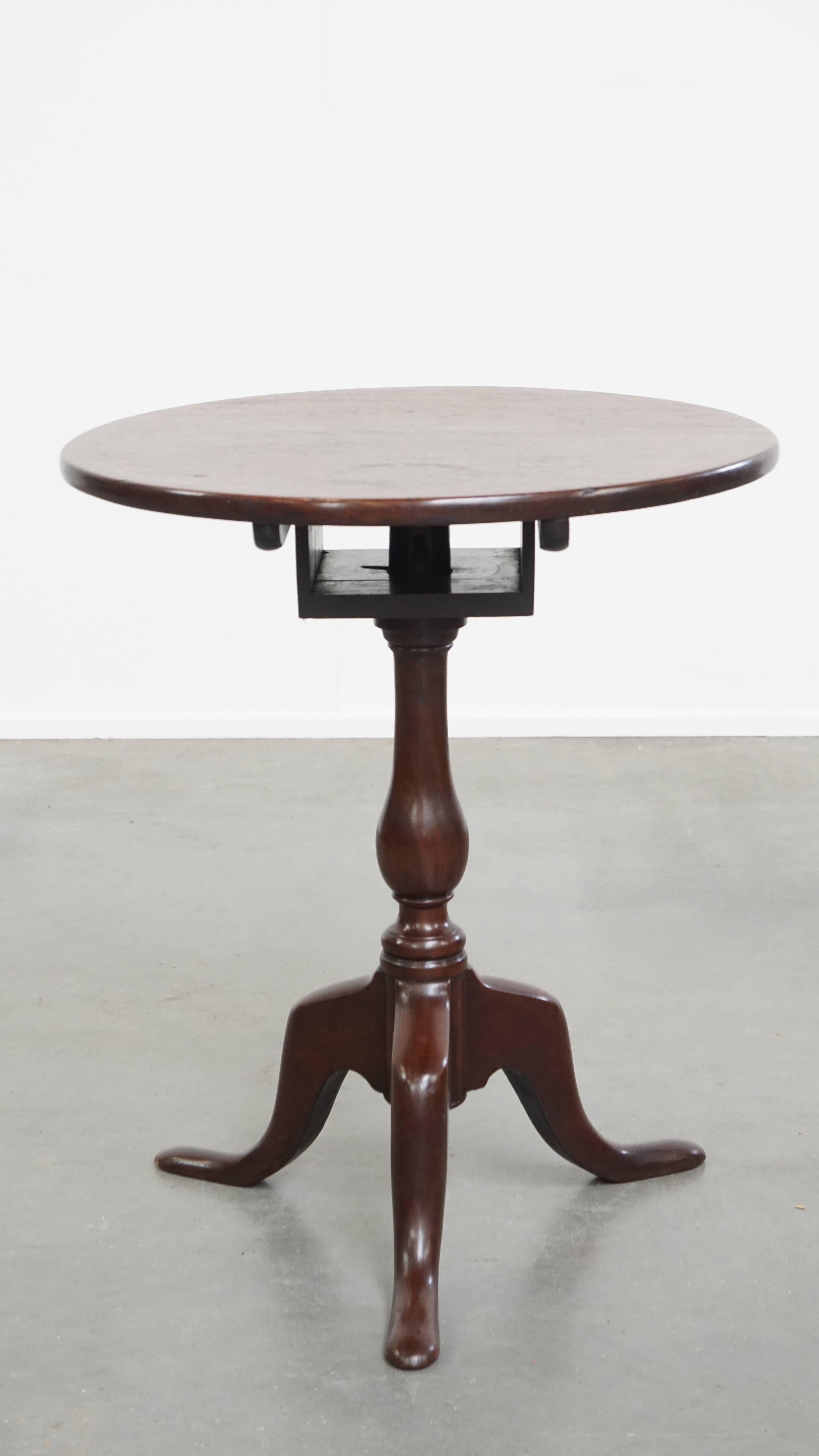Se ofrece aquí esta rara mesa inglesa antigua redonda abierta con tapa basculante, también perfecta como mesa para vinos. Esta encantadora mesa, que data del siglo XVIII, presenta una rica pátina y un atractivo intemporal, por lo que encaja con