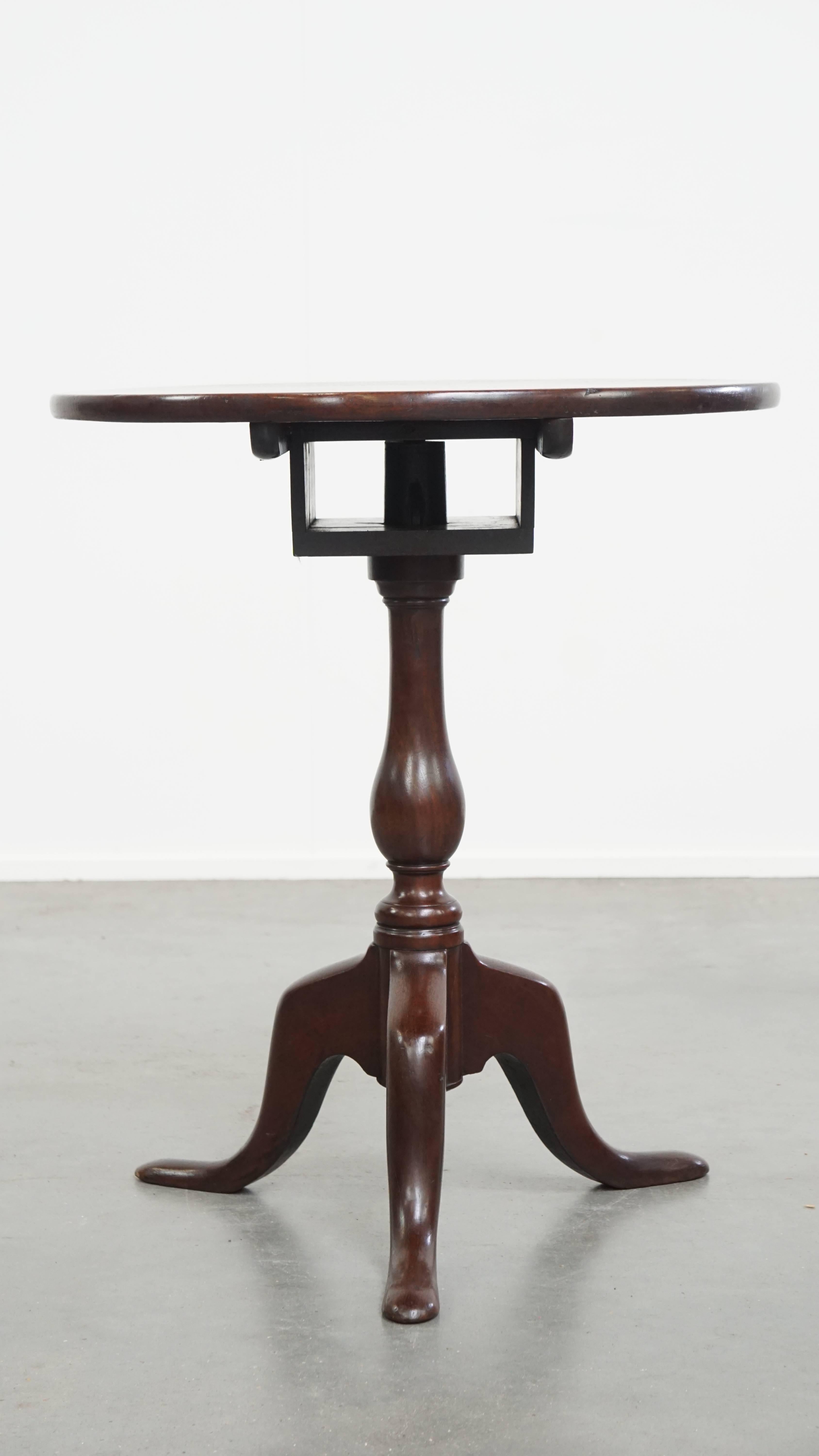 Antigua mesa inglesa redonda abierta con tapa basculante / mesa de vino Romano clásico en venta